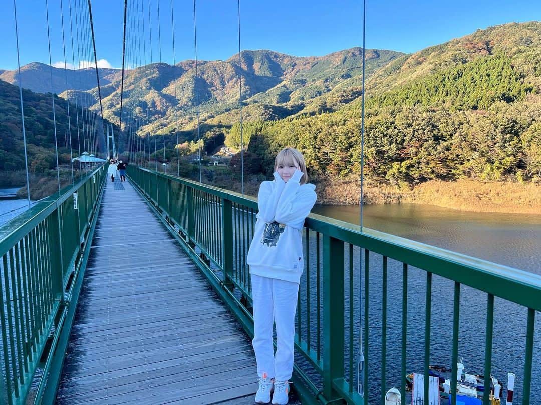 志村美希のインスタグラム：「⛰ ⁡ 紅葉はまだちょっと早かった10月🎃 ⁡ 320m×2へっぴり腰で渡ったよ」