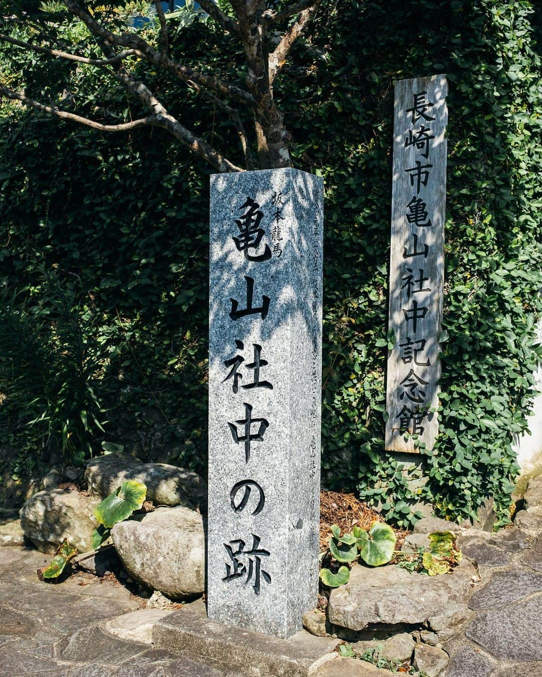 あーちゃんさんのインスタグラム写真 - (あーちゃんInstagram)「長崎県は歴史に触れた心に残る県だったな 日本は、ぐるっと旅して色々見てきたつもりだけどこんなにたくさん坂道があって連なるように家々がある景色は初めてでだった☺️  ちょうど平和祈念式典の前だったからたくさんの人が準備をしていたり、修学旅行生も多くて賑やかだった。 今までも日本を周る上で行くべきところだと思ってできるだけ戦争に関する資料館は何ヶ所か足を運んできたけれど、 個人的にはこの長崎原爆資料館の展示はなんと言えばいいのか、 わかりやすいというよりとても伝わりやすかったって方がしっくりくる展示だった。 ぜひ足を運んでみて欲しいな。 4枚目の写真は展示室に入る前の道なんだけど壁に年代がかかれていて、坂を下るごとに徐々に時間が巻き戻っていって明るい今から暗い歴史に向かう表現がされているのも気持ちが入りやすくて良かった。 暗い過去を見た後に改めて今の街並みを見ると少し見方が変わるね。  9枚目は長崎の中でも楽しみにしていた軍艦島！ 軍艦島なんて通称からしてやばい怖い島だと思いがちだけど(私は調べるまで昔軍事施設の島だと思ってた) 実は良質な石炭が取れたことから何不自由ない完全都市だった場所で当時の人口密度は東京の9倍以上と言われる日本一豊かな街だったそう😳 たくさんの人が住んでいた街だったけど主要エネルギーが石炭から石油へ移ったことで衰退していって閉山。全ての住人が島を出て無人島になったってロマンしかない歴史がある島だった、、😳✨ 見学できるところも少なくなってきているようなので、できるだけ早くまた行きたいな！  最後らへんの写真はレモンつけ麺帰りにデパートの駐車場からふと見た景色なんだけど、 思わず見惚れてしまう綺麗な街並みだった☺️ いい場所だったなぁ〜」12月14日 20時35分 - akari.k22