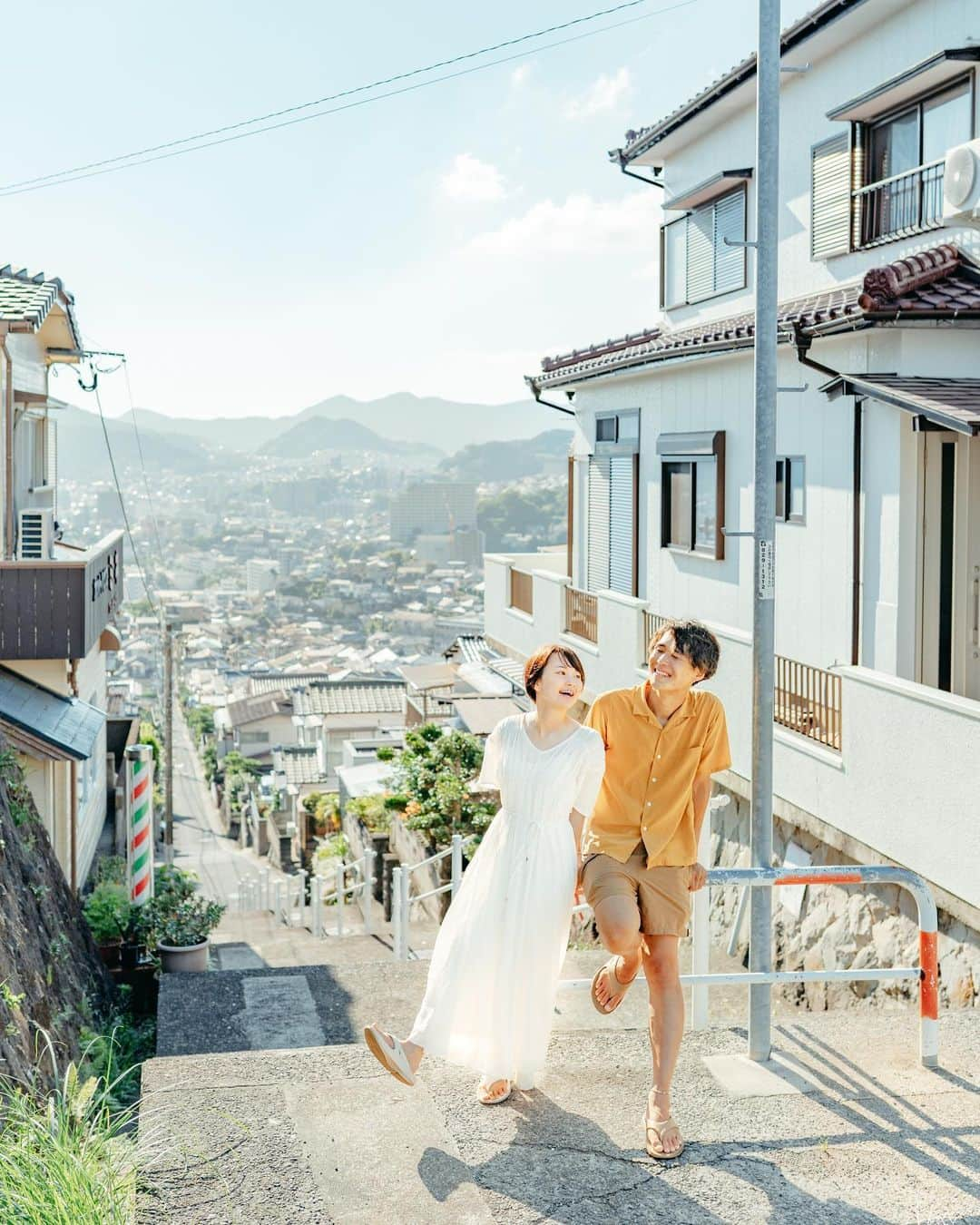 あーちゃんのインスタグラム：「長崎県は歴史に触れた心に残る県だったな 日本は、ぐるっと旅して色々見てきたつもりだけどこんなにたくさん坂道があって連なるように家々がある景色は初めてでだった☺️  ちょうど平和祈念式典の前だったからたくさんの人が準備をしていたり、修学旅行生も多くて賑やかだった。 今までも日本を周る上で行くべきところだと思ってできるだけ戦争に関する資料館は何ヶ所か足を運んできたけれど、 個人的にはこの長崎原爆資料館の展示はなんと言えばいいのか、 わかりやすいというよりとても伝わりやすかったって方がしっくりくる展示だった。 ぜひ足を運んでみて欲しいな。 4枚目の写真は展示室に入る前の道なんだけど壁に年代がかかれていて、坂を下るごとに徐々に時間が巻き戻っていって明るい今から暗い歴史に向かう表現がされているのも気持ちが入りやすくて良かった。 暗い過去を見た後に改めて今の街並みを見ると少し見方が変わるね。  9枚目は長崎の中でも楽しみにしていた軍艦島！ 軍艦島なんて通称からしてやばい怖い島だと思いがちだけど(私は調べるまで昔軍事施設の島だと思ってた) 実は良質な石炭が取れたことから何不自由ない完全都市だった場所で当時の人口密度は東京の9倍以上と言われる日本一豊かな街だったそう😳 たくさんの人が住んでいた街だったけど主要エネルギーが石炭から石油へ移ったことで衰退していって閉山。全ての住人が島を出て無人島になったってロマンしかない歴史がある島だった、、😳✨ 見学できるところも少なくなってきているようなので、できるだけ早くまた行きたいな！  最後らへんの写真はレモンつけ麺帰りにデパートの駐車場からふと見た景色なんだけど、 思わず見惚れてしまう綺麗な街並みだった☺️ いい場所だったなぁ〜」