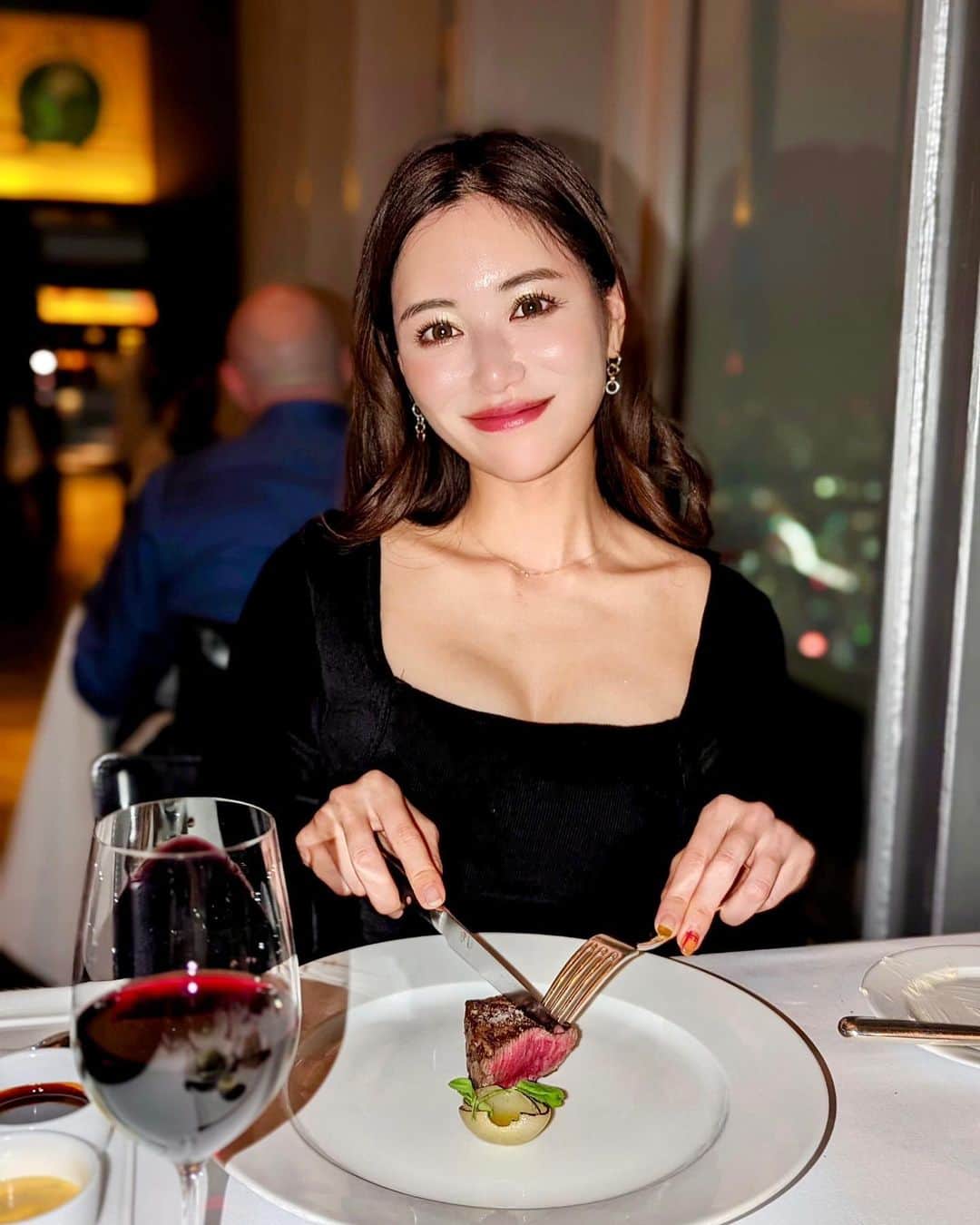 のインスタグラム：「先日のご褒美ホテルステイ✨ 普段から東京に住んでいますが、たまに素敵なホテルに宿泊して、非日常体験をするのが大好き💓 またお仕事頑張ろうって思えるのよね🫣❤️ . AMEXのファイン・ホテル・アンド・リゾートを利用して憧れだった @parkhyatttokyo に宿泊✨ AMEXのプラチナカードの特典で本当に最高な時間を過ごせたよ💓 . 2泊以上予約すると、館内施設の利用代金が100米ドル相当もお得になる特典を利用して、ニューヨーク グリルのディナーもお得に食べれたし、朝食も無料、お部屋もアップグレードしてもらえて至れり尽せり💓 この日はちょうどワールドカップの試合で素敵なお部屋で観戦できて最高でした🤭✨プールも気持ちよかったなぁ︎💕︎ 動画もたくさん撮ったのでまたリールも作るね🫶✨ . @amexjp もフォローしてね💓 . #AMEX #アメックス #promotion #parkhyatttokyo #パークハイアット東京 #ホテルステイ #hotelstay #ホテル #ホテル女子会 #ホテルディナー」