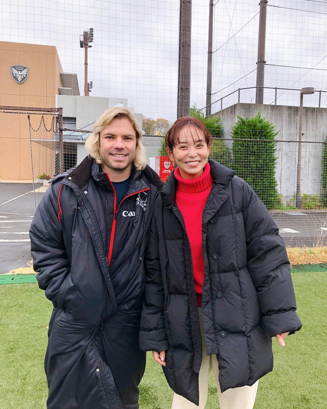 依吹怜のインスタグラム：「本当に日本に来てくれたーーーーーーーー！！！！！！！ 日本でのプレーを選んでくれたーーーーー！！！ 私の隣にあの！ファフ・デクラーク選手がいるーーーー！！！！🤣  ふう。 テンションが上がりすぎましたが  2019年ラグビーW杯で優勝した南アフリカ代表🇿🇦のファフ・デクラーグ選手が  イーグルスに入団です🦅❤️‍🔥 @canoneagles   👏👏👏👏👏👏👏👏👏  日本で彼のプレーがこれから週末見られます！ いまだに信じられないよ！！！  インタビュー動画はリーグワンチャンネルで公開中です！ ストーリーにリンク貼っておきます❤️‍🔥  #ファフデクラーク　選手 #ファフさん #体格の大きい相手にも一切怯まないファフさん #相手の嫌がるプレーをするファフさん #中身スーパー優しい方 #いつでも笑顔ではなしてくれる #ギャップというのはファフさんのための言葉かな🥴  #横浜キヤノンイーグルス #リーグワン #ラグビー　#rugby」