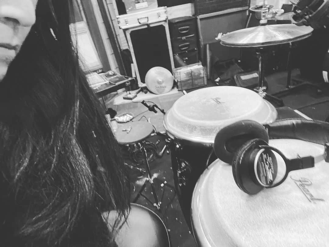 sakura (ドラマー)のインスタグラム：「本日のコンガ乱れ叩き千本ノックは終了しました #pearldrums #sakurazawayasunori #mucc」