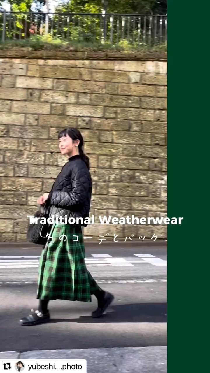 のインスタグラム：「ステキなご紹介ありがとうございます😭✨ リンネル1月号通常号の付録ボアバッグを同じく @traditionalweatherwear のジャケットと合わせて素敵にコーディネートしてくれてます😻  #Repost @yubeshi._.photo with @use.repost ・・・ . リンネル×Traditional Weatherwearの 2wayボアバッグ♡   @liniere_tkj  @traditionalweatherwear   . ボア素材が今の季節にぴったりな おしゃれ可愛いこのバッグは 実は雑誌リンネルの付録なんです𓅯 ⸒⸒  マチ付きだから見た目以上にたくさん入るし ハンドバッグにもショルダーバッグにも出来ちゃう 2WAYなとっても使えるバッグです☺️♡  サイズ感本当にちょうどいい…！  私は以前からTraditional Weatherwearの キルティングアウターを毎年着てるのだけど  やはり相性ぴったり！！ とってもいい雰囲気なんです⸜❤︎⸝‍ 秋冬アウターとの相性もいいし  まさか付録とは思えない使えるバッグだよ🥺♡  そして実は私も誌面に載っているので😭♡♡ ぜひチェックしてみてくださいᔦᔧ*॰ॱ . 通常号は書店・コンビニ・宝島社さんのネットショップで購入できます！1100 円(税込) だよ 🌷  .  #リンネル #リンネル1月号 #リンネル付録  #TraditionalWeatherwear #トラディショナルウェザーウェア #冬コーデ  #アウターコーデ #プチプラミックス #ootd  #ボア  #ボアバッグ  #キルティングコート  #キルティングジャケット  #ノーカラージャケット #チェックスカートコーデ  #チェックスカート  #お洒落さんと繋がりたい  #おしゃれさんと繋がりたい  #ナチュラル女子  #リンネル女子  #リンネル暮らし部」