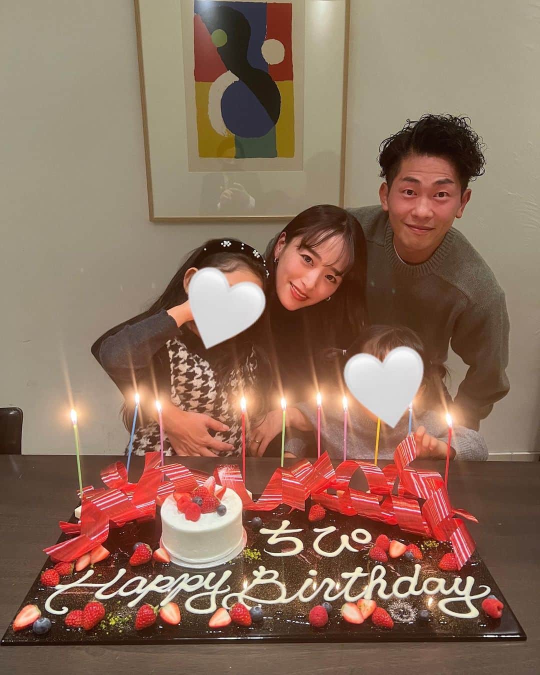 近藤千尋のインスタグラム：「３２歳最後の日は、家族で過ごしました💓  子供達が🏫のあいだは、 まったりひーぼぉくんとデート☺️ 5年ぶりに映画デートして スラムダンクを見に行って二人で号泣😭🏀  夜ご飯は大好きなお店で。。🎂🙏  初めて行った時が2015年だったんだけど 7年経って同じポーズで撮ったら なんだか時代を感じたよね。。笑🥹🫶🏻 大人になったなぁ。笑  ギャルのとき懐かしい🥰 きっとこの頃からインスタ見てくるてる方も 沢山いるんだろうなあ🥰🙏💕  33歳のわたしも 何も変わらず能天気でマイペースに 過ごしていきたいと思いますので 皆さん、優しく見守ってくださるとありがたいです☺️💓  周りの皆さまのおかげでお仕事、育児を楽しくできる事への感謝を忘れずに 精進して参ります✊☺️  そしていつも応援してくださる皆様 本当にありがとうございます❤️❤️」