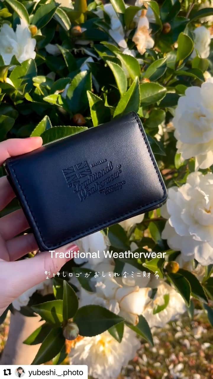 のインスタグラム：「こちらも🙏🙏🙏✨ ありがとうございます😭  小さくても使える！この　@traditionalweatherwear の三つ折りミニ財布はリンネル1月号増刊号の付録です👆わかりやすく魅力的に紹介してくれて多謝💓  #Repost @yubeshi._.photo with @use.repost ・・・  わたしの最近のお財布👛♡ . Traditional Weatherwearの 型押しロゴがとってもおしゃれな コンパクトなお財布です*↟⍋*↟ . このお財布はコンパクトで 使いやすくてお気に入りなのだけど なんとその小さな見た目からびっくり！  カードもたくさん入るし お札も折らずに入ってしまうんです！ 小銭もしっかり入るし…なんと便利なのでしょう . しかもさらにびっくりなのが なんと雑誌リンネルの付録なのです…！！ . 付録には見えないクオリティのおしゃれなお財布 かなり使えてとってもおすすめです☺️♡ . ぜひチェックしてみてね🌷 . ちなみに私も載っています😭♡♡ ぜひお見逃しなくです🥺♡  増刊号はセブンイレブンやセブンネットショッピング 宝島社さんのネットショップで購入できます☺️ .  #リンネル #リンネル付録 #traditionalweatherwear  #トラディショナルウェザーウェア  #お財布 #バッグの中身 #財布 #財布の中身  #付録  #ナチュラルコーデ #ナチュラル女子 #リンネル女子 #暮らし #暮らしを楽しむ」