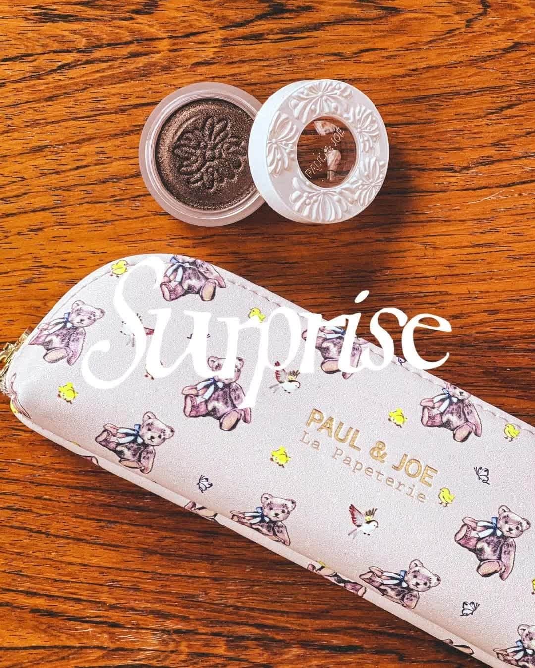 ポール&ジョーのインスタグラム：「BE SURPRISED BEFORE CHRISTMAS ✨⁠ And receive a Paul & Joe eyeshadow and kit for every order over €300. Go for it, it's only for the first 60 orders!⁠ ⁠ #paulandjoe #fashion #xmas #christmas⁠」
