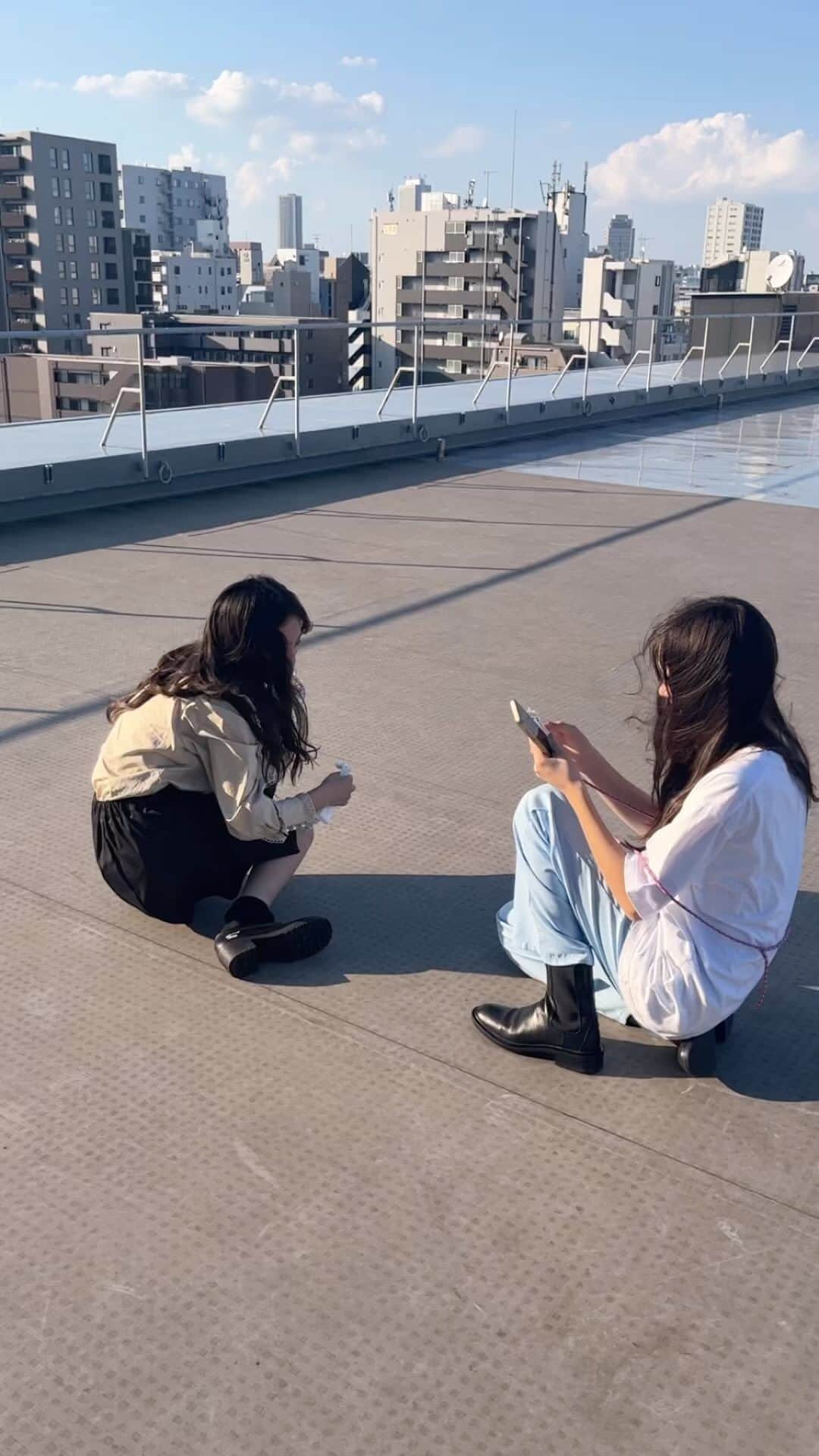 ニコ☆プチのインスタグラム：「☀️☁️📸🤳  ぷり撮ったあとに屋上であそんだよ🥳💞 青春ぽくてエモい〜😻 ぷりってたのしいよね🤳✨  #飯尾夢奏 #星名ハルハ #ぷりくら #ぷりんと倶楽部 #リール #リール動画 #まだ半そで大丈夫だったころ☀️笑」
