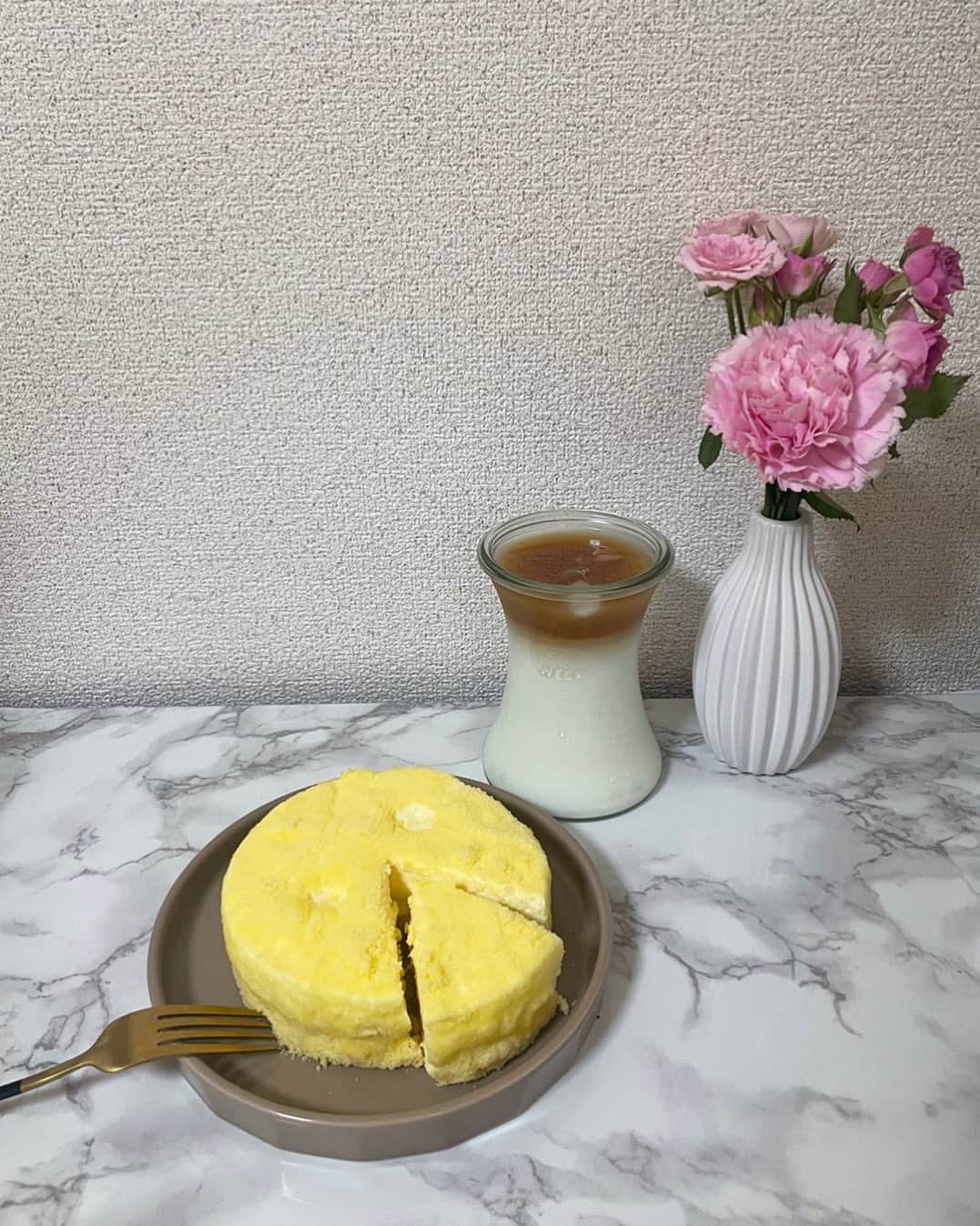 近藤夏奈のインスタグラム：「⁡ ⁡ いただいたお花とスイーツとデカフェラテ💐🧁 ⁡ LeTAOのチーズケーキ、おいしすぎて 北海道に行きたくなったな😘🤍 . .」