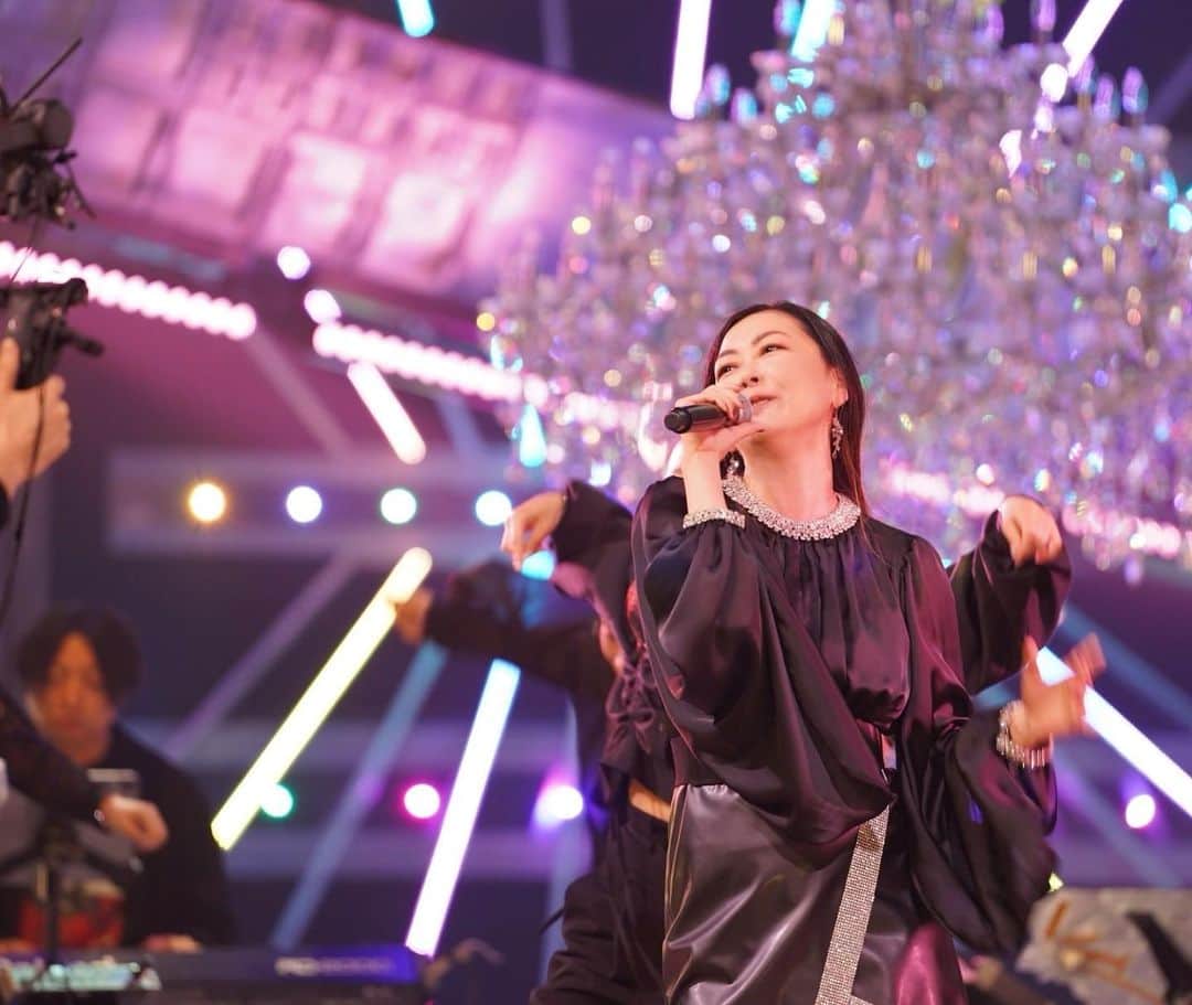 中山美穂さんのインスタグラム写真 - (中山美穂Instagram)「FNS歌謡祭。 ご覧頂けましたか？ ただ懐かしいだけではなく、今の私を表現したいと挑みました！ 色々ご意見はございましょうが、誰かの幸せに届きますように☆」12月14日 21時39分 - _miho_nakayama_