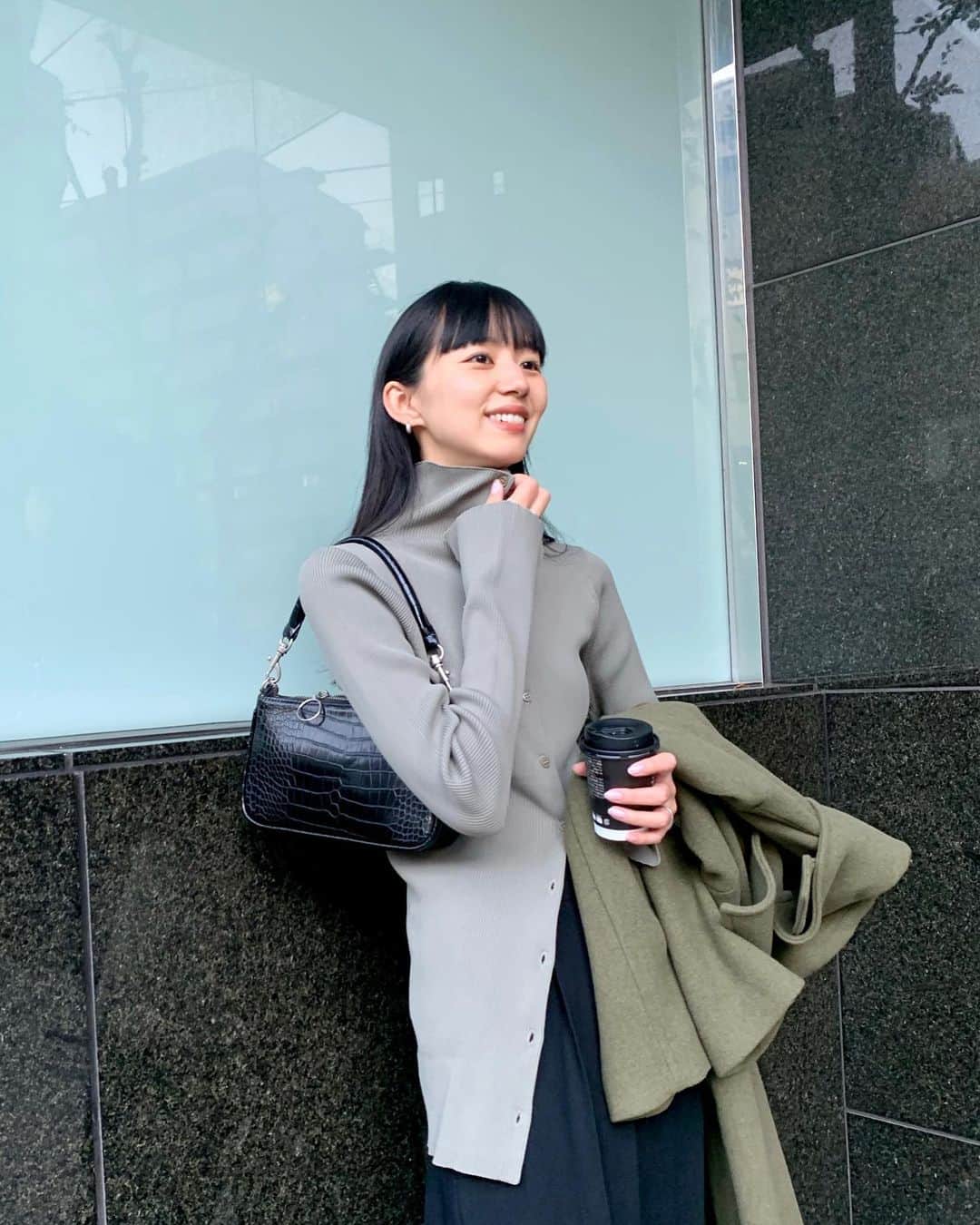 Shiho Sasakiのインスタグラム：「@m_moussyofficial の リサイクルポリエステルニット🕊 毛玉にならないし、着回し効くし やっぱり買って良かった👏🏻  #M_MOUSSY #MOUSSY」