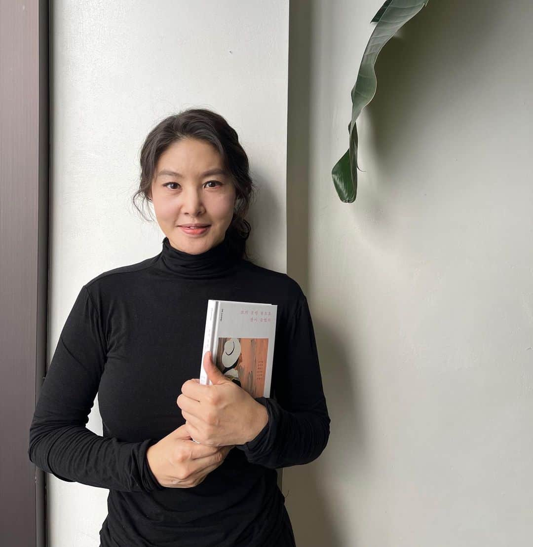 パク・ジヨンさんのインスタグラム写真 - (パク・ジヨンInstagram)「내동생 혜진이네 다람 출판사에서 엄마들을 위한 책이 나왔어요 🙏 <쓰지 못한 몸으로 잠이 들었다> 모든 엄마들에게 추천합니다!  “엄마로 산다는 건 말야  '천국을 등에 업고 지옥 불을 건너는 거야'” - 백은선 시인  엄마인 작가 6인 (김미월, 김이설, 백은선, 안미옥, 이근화, 조혜은)의 에세이 앤솔로지.   #김미월 #김이설 #백은선 #안미옥 #이근화 #조혜은 #김혜림그림  #엄마 #소설가 #시인 #육아 #사랑 #쓰지못한몸으로잠이들었다 #다람출판사」12月14日 21時47分 - queen_j.y.p