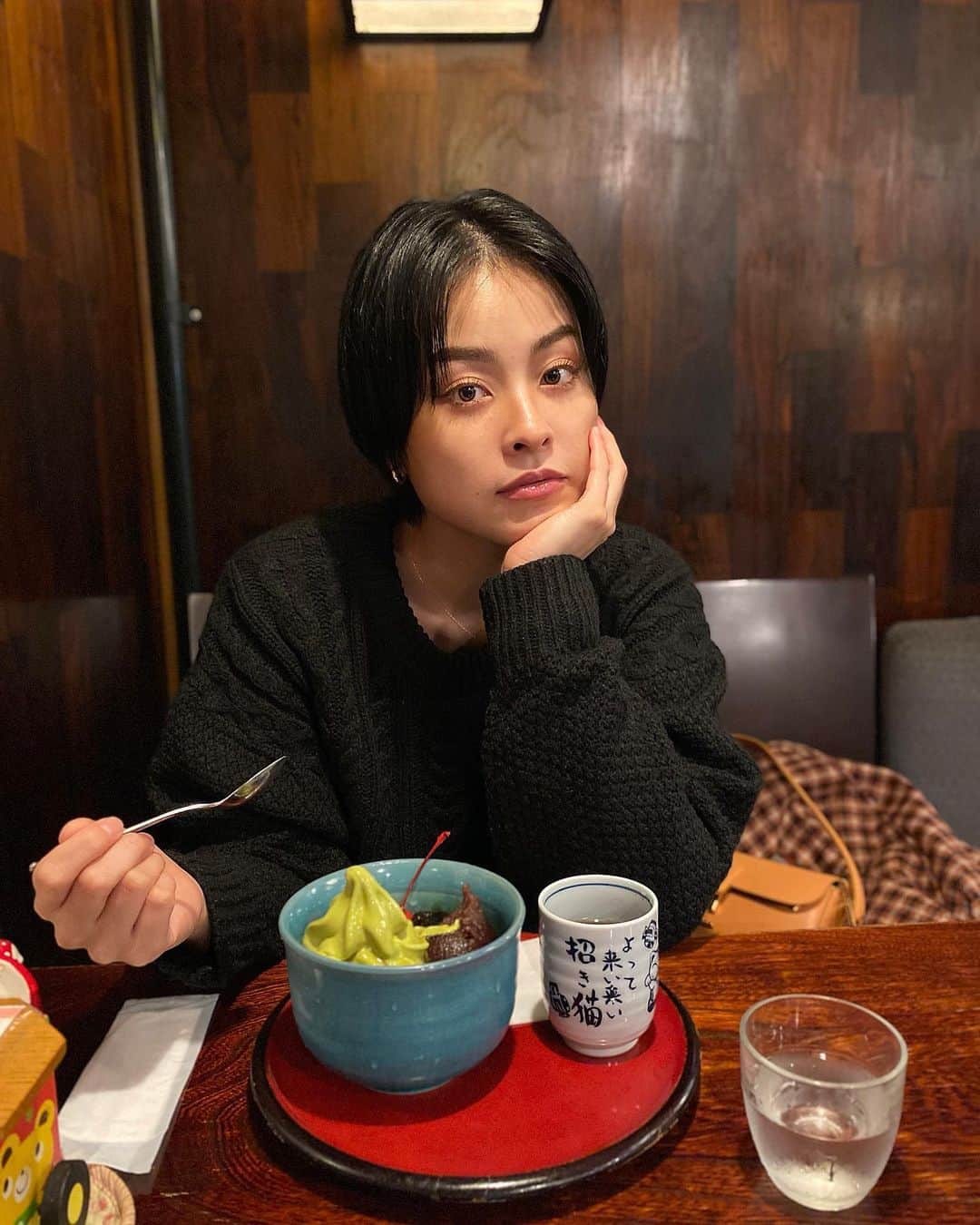 雨森はなこのインスタグラム：「何億年ぶりのあんみつ！ ちなみにあんこは、こし餡派です😌 そして食べるとき顎でちゃってる系です😌 湯呑みの言葉が何だかぐっときますね😌 ・ 本格的に寒くなってきて何着ればいいのか錯乱状態の私からの投稿でした😌以上。 #instagood#instadaily#love#ootd#outfitoftheday#winter#あんみつ#よって来い来い招き猫」