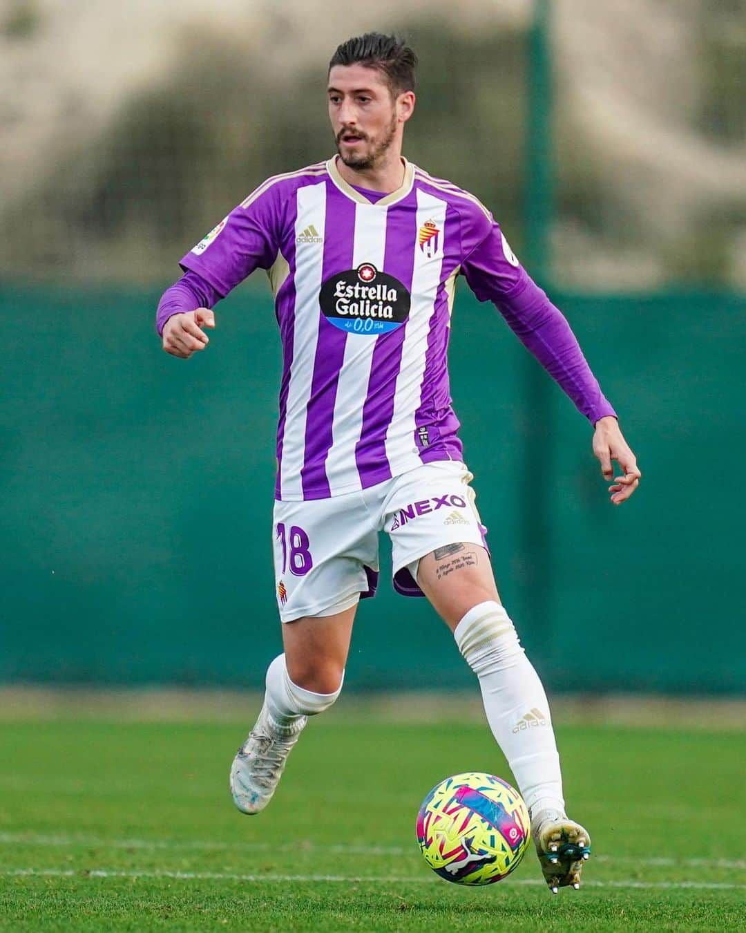 セルヒオ・エスクデロのインスタグラム：「Seguimos con la preparación @realvalladolid ⚪️🟣⚽️」