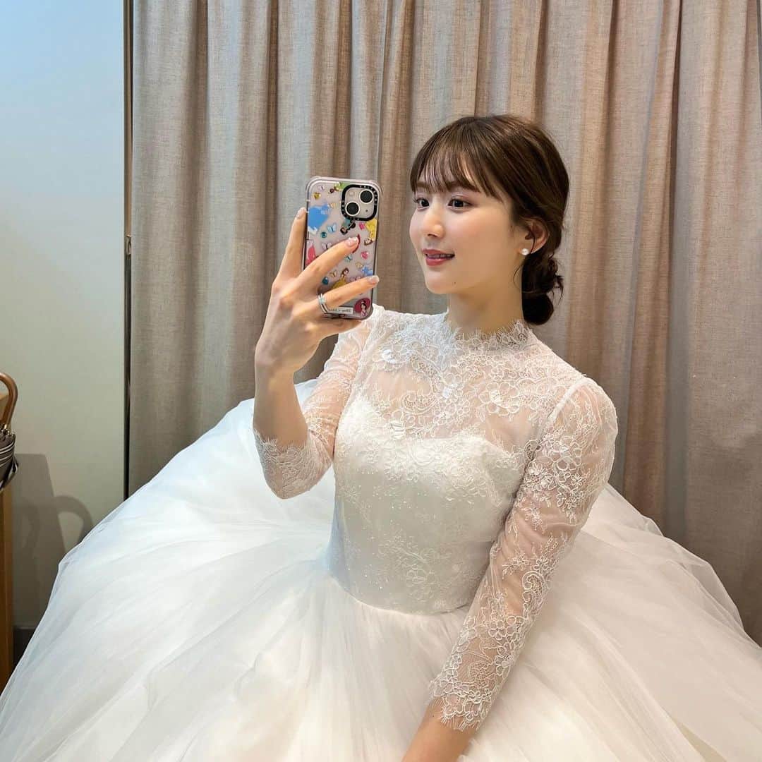 ひよんのインスタグラム：「👰🏻‍♀️❤️  挙式の時のヘアアレンジは こんな感じ💖 シンプルに抜け感のある感じでつくってもらったよ😍 好評でとっても嬉しかった❤️  担当してくれたのは @001mikaaa さん🫶 ありがとうございました😍😍  #ひよん #ひよんウェディング」