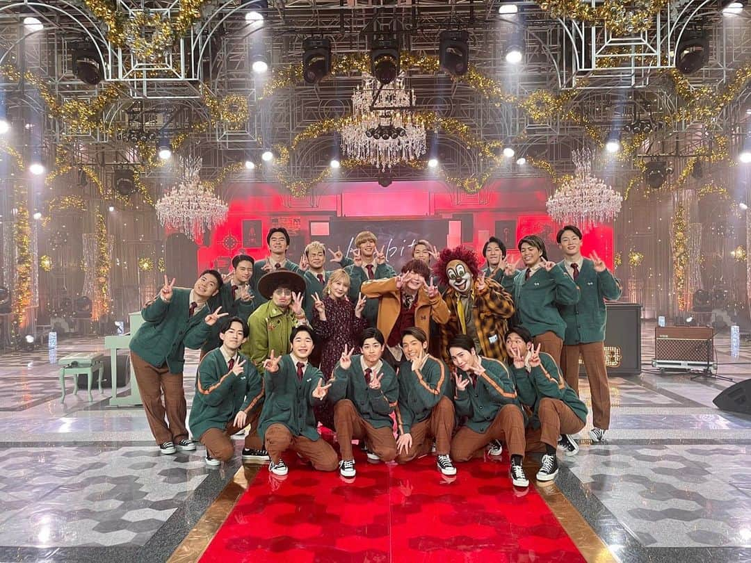 フジテレビ「FNS歌謡祭」さんのインスタグラム写真 - (フジテレビ「FNS歌謡祭」Instagram)「#SEKAINOOWARI の皆さん ありがとうございました🏫✨  本当に学校みたいなセットで ダンサーの皆さんと ド派手な #Habit パフォーマンスでした🕺🏼  みなさん🗣いかがでしたか？  #FNS歌謡祭 でぜひ 皆さんの感想をたくさん #セカオワ の皆さんに届けてください💌」12月14日 21時57分 - fns_kayosai