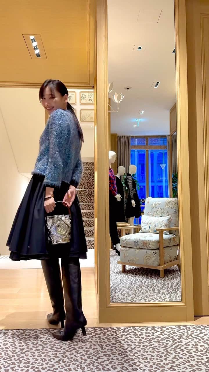 大政絢のインスタグラム：「街も一気に華やぐ１２月✨お洋服もいつもとまた違った雰囲気にしたくなる❄️ToryBurchにてお買い物✨  どのコーディネートを選んだと思いますか？🤭  #toryburch」