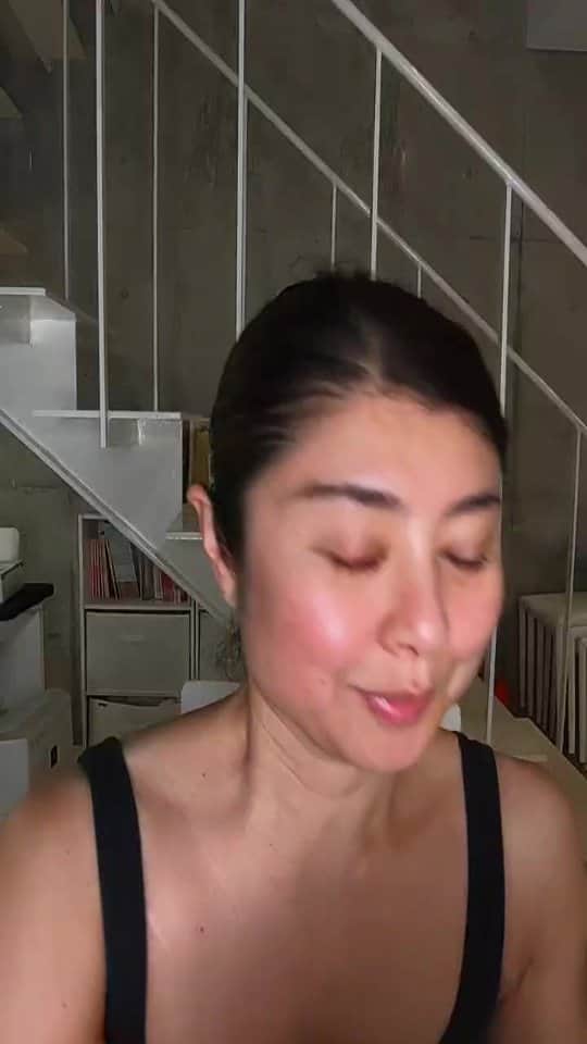間々田佳子のインスタグラム：「動画を見るポイント 残り時間 ↓ 38:00 私が監修したイコエルフェイシャルネックリフトの簡単説明 36:00 使い方説明 33:40 装着しているだけで顔が動くシーン 32:00 顔は自力で鍛えるものだと伝えていた私がなぜ機械を監修することになったのか？ 28:00 商品ポイント 22:00 フェイシャルネックリフトをしながらコアフェイストレーニングをしよう！ 20:00 質問コーナー 05:20 どこで買える？⏩次回購入できるチャンスは？  皆さま最後までご覧いただき、ありがとうございました。 顔の鍛え方が分からない方は機械を付けるだけで🙆OK 顔をマニアックに鍛えたい方は、表情筋の抜きどころ入れどころを機械でチェックしながら更なる表情筋の境地を知るために 皆さまにおすすめです！  今日は イコエルフェイシャルネックリフト 発売元 ジヴァスタジオ 中原様 インスタライブにご参加いただき ありがとうございました！  #フェイシャルネックリフト」