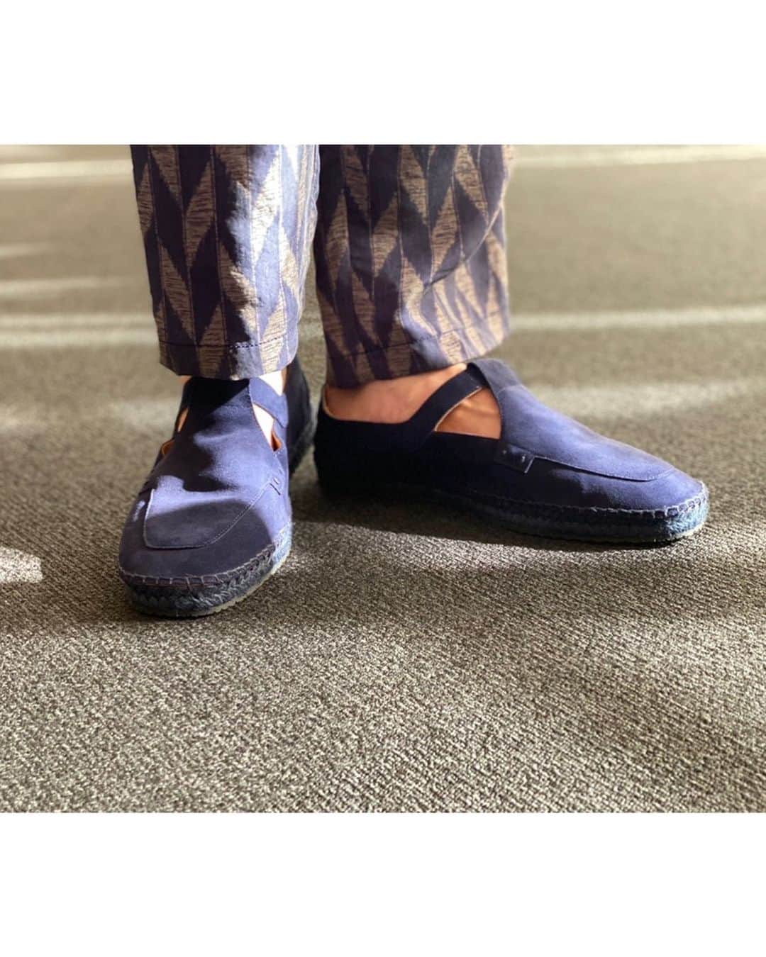 駒田航さんのインスタグラム写真 - (駒田航Instagram)「今年大変お世話になったアルマーニさん。その新作展示会になんと招待して頂きました！  ジョルジオ•アルマーニの2種を着用させて頂きました。小物も靴もどれも素敵な存在感を放ってました！  上品で肌触りの良い上質な生地。これはずーっと着ていたくなる。流石の着心地とエレガントさでした。 大きくてもシルエットが膨らんで見えないのがとてもありがたいですね。 腕が長めなのも個人的には◎  エンポリオ･アルマーニの方もコンセプトが可愛くて全部着てみたかったです！  photo: @st_naoki.asai   #アルマーニ #ジョルジオアルマーニ  #エンポリオアルマーニ #armani  #giorgioarmani  #emporioarmani」12月14日 22時18分 - wataru_komada