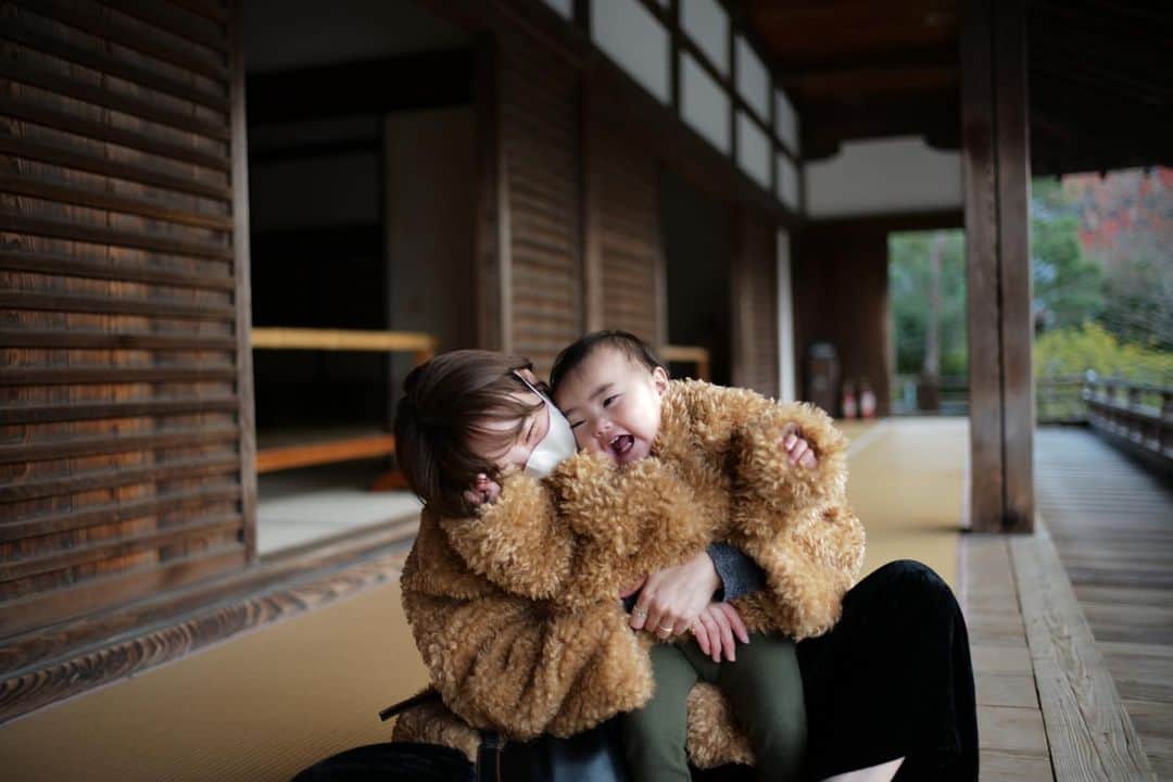 おのののかのインスタグラム：「🐉 天龍寺では、広い畳の上を 嬉しそうに歩き回っていました👶🏻👣笑  京都旅行まで着るのを我慢していた おそろのコートも可愛すぎたぁ🥹🤎 @searoomlynn_official」