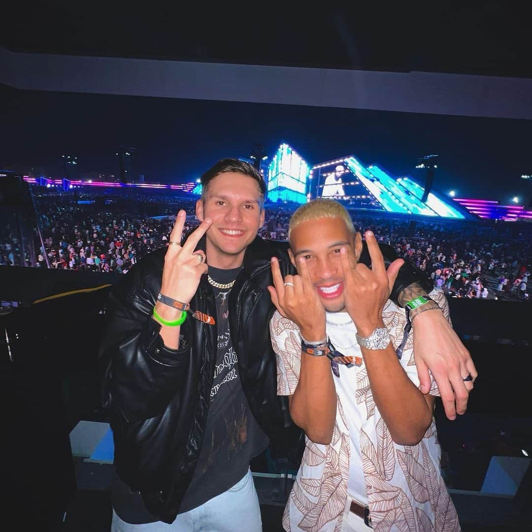 SIMON DESUEさんのインスタグラム写真 - (SIMON DESUEInstagram)「Amazing Nights at @mdlbeast 🥺 So viele Menschen mit so krass viel Energie!  @mdlbeast.soundstorm #mdlbeast #soundstorm @visitsaudi #feelmoresaudi #visitsaudi」12月14日 22時29分 - simondesue