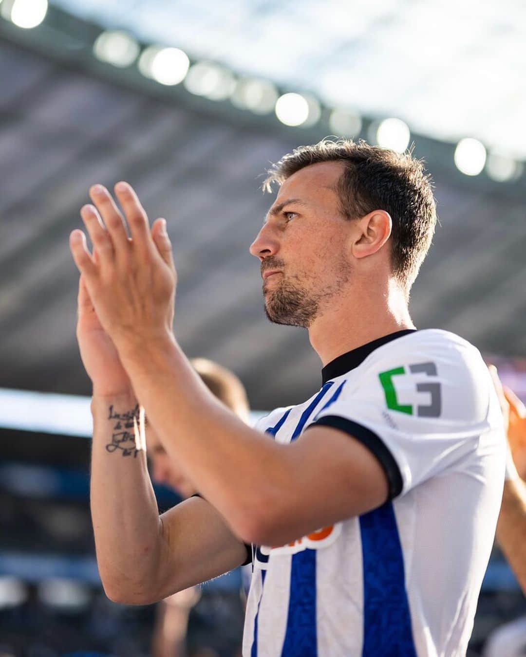 ヴラディミール・ダリダのインスタグラム：「Liebe Hertha-Familie,  dieser Abschied fällt mir nach siebeneinhalb Jahren alles andere als leicht. Bei Hertha BSC habe ich viele besondere, unvergessliche und emotionale Momente erlebt. Ich durfte viele tolle Menschen kennenlernen. Gemeinsam haben wir in Europa gespielt, aber auch Widerständen getrotzt und den Abstieg verhindert.  Eure Unterstützung habe ich dabei immer gespürt. Deshalb möchte ich mich bei euch allen bedanken: Bei euch Fans, die immer für mich da waren. Bei allen Mitspielern, Trainern und den Personen aus dem Funktionsteam. Außerdem bei allen Mitarbeiterinnen und Mitarbeitern, die mir immer geholfen haben, wenn es etwas gab. Es war eine Ehre für mich, das Trikot mit der Fahne getragen zu haben und es macht mich stolz, Teil der blau-weißen Clubhistorie zu sein!  Auch wenn Hertha BSC und Berlin immer in meinem Herzen bleiben, ziehe ich jetzt weiter. Ich möchte wieder mehr auf dem Platz stehen und spielen. Mein Sohn soll sehen, dass sein Vater im Trikot seiner Leidenschaft nachgeht. Danke auch an Fredi Bobic, Dirk Dufner und Sandro Schwarz, die mir diesen Schritt in angenehmen Gesprächen ermöglicht haben. Für die Zukunft wünsche ich Hertha BSC und seinen Fans nur das Beste und viel Erfolg. Den hat dieser Club verdient.  Ich bin sicher, dass wir uns bald wiedersehen!  Ha, Ho, He! 💙🤍  Euer Vladi」