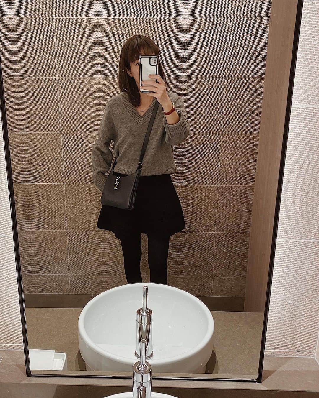 Shokoのインスタグラム：「＊Fashion＊ 〜What is your style? Owning your style  I haven’t had much time to shop the past few days as I was meeting family and friends. Busy entertaining my daughter.   But I also realized there’s not much to shop for clothes here as most of the clothes sold here is just not my style. They’re all the same, long and baggy. I guess that’s the trend here for the past few years.  Wearing ‘trend’ clothes and fitting into some sort of category that the media has created has been a thing in Japan I feel. But I think you should just wear what you want to wear, trend or not.  Mine is simple. Just owning my style and I don’t care if it’s not the trend. I guess that’s why I still have and wear clothes/ shoes I’ve had for many years. Sometimes more than 10 years haha   Just bought this short knit skirt that I found. This was the ONLY non-long skirt I found in the entire mall… and I love it. Trend here is long skirt at least below knee.  Following trend is not a bad thing but when it comes to not being your style, would you still go after trend? Or will you own your style?」