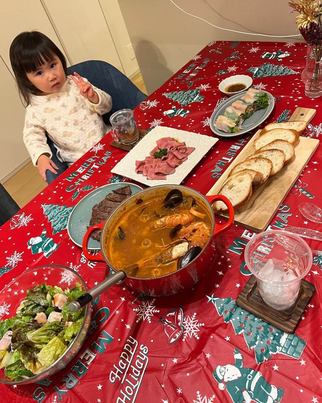 浦田実来さんのインスタグラム写真 - (浦田実来Instagram)「お泊まり@みつこ宅🎄❤︎  ゆいりがおっきくなってよく喋る&よくはしゃぐからおもしろすぎて可愛すぎてたまらんかった😂😂😂  相変わらずみつこの面倒見のよさとまいの男勝りなトークと最高すぎた🥹  昔はずっと恋愛の話してたのに今は保険とかシミ取りとかwwwそんな話ばっかり笑 早くまゆにもまなみにも会いたい😗🫶  そして5年前の写真みて美意識取り戻そうと心に決めた日でした😌笑 輝きが違った😌笑  #次は旅行 #🧖‍♀️」12月14日 22時38分 - miquuuuu