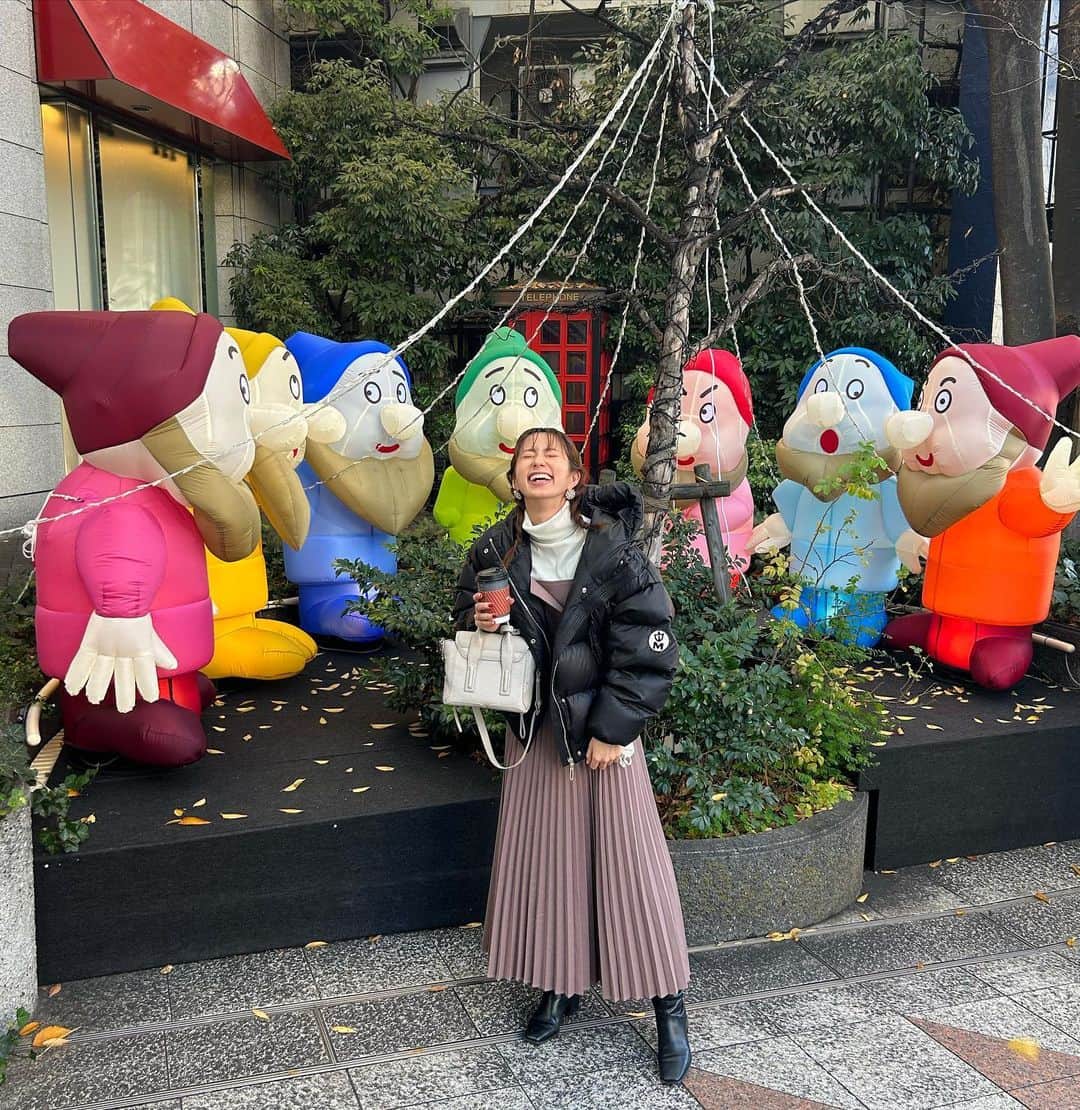 前田ゆうのインスタグラム：「7人の小人みっけた✨ お昼はポカポカあったかかったけどもお寒いですね〜👽 天気予報で雪マーク☃️みるといよいよ冬モードですな^ ^♫  しかし今日はね、  ラーゲリーより愛を込めて🎞  をみてきました^ ^ ほぼずっと泣いてました😭 普通に生活できることのありがたさや、大事な家族や友達や周りの人たちに会える幸せさを改めて感じました🥹  生きることの喜びをもっと感じて感謝をして生きていこうと！そう思いました^ ^  寒い日々がこれから続きますが、 あったかくするんだよー😌」