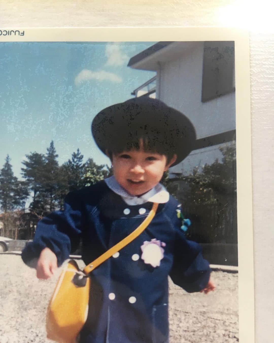 橋口洋平のインスタグラム：「39歳になりました。まじか。 悩みながら、もがきながらも、歳を重ねるごとに少しずつ新しい景色を見させてもらってます。  デビュー10周年だから、20代の最後でデビューして、ただでさえ遅いデビューだからって焦ってがむしゃらに日々を送っていたあの頃の自分に、30代最後の1年を生きる僕はどううつるのかしら。  理想とは程遠いかもしれないけど、まあ悪くない人生かもなと、僕にしてはよくやってると思ってもらえるような、いい1年にしたいと思います。  応援してくれる皆さん、メンバー、スタッフ、そして何より産んでくれた両親に感謝です。  嘘偽りない幼少期の僕の写真を今年も貼って、愛のある心ないメッセージをお待ちしたいと思います。  #この1年もよろしくね #LINENEWSAWARDS2022 #話題の人賞 #アーティスト部門 #ありがとうございます」