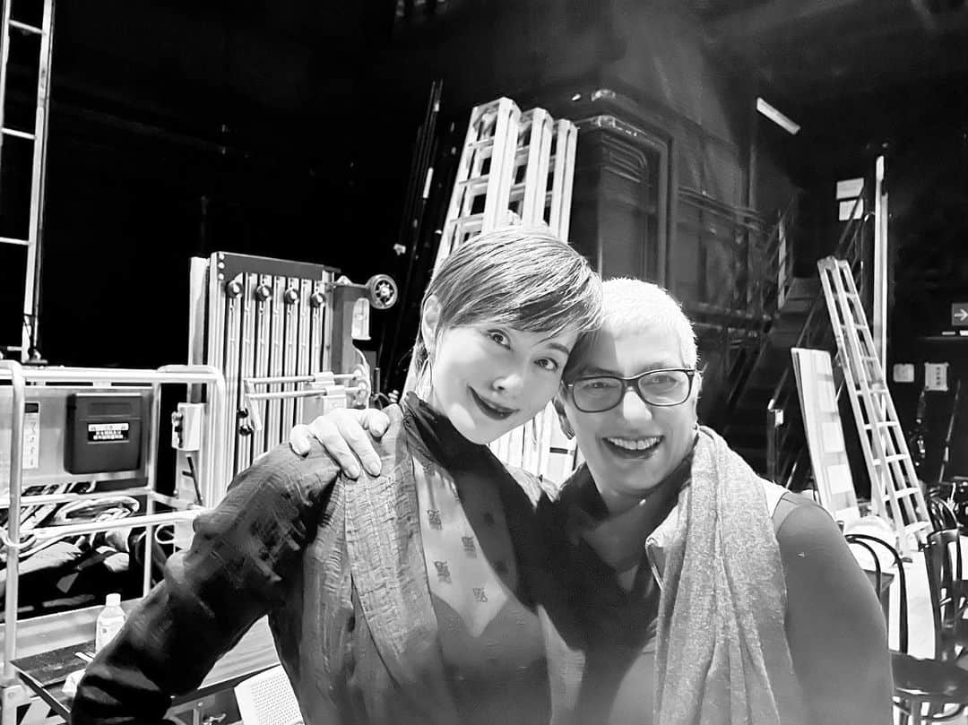 米倉涼子のインスタグラム：「彼女は2008年最初のCHICAGO日本公演の時に出会った演出家！ ぜーんぜん変わってない！ 沢山練習して沢山教えてもらって沢山泣いて笑った日々を思い出す。 ああ、もう時がこんなに経過しているんだなあと。 でもCHICAGO familyだからこうやってまた再会出来るんだと絆を実感しました。キャストさんももスタッフさんも皆さん一目で温かい人たちとわかる。観に行って良かった^_^  She is my first CHICAGO director！It's been 14 years and nothing has changed! It is also a benefactor who taught me a lot from 1.  I can't believe it's been so long.  @chicago_japan  @chicagomusical  @tania_nardini  #来日公演 #東京国際フォーラム」