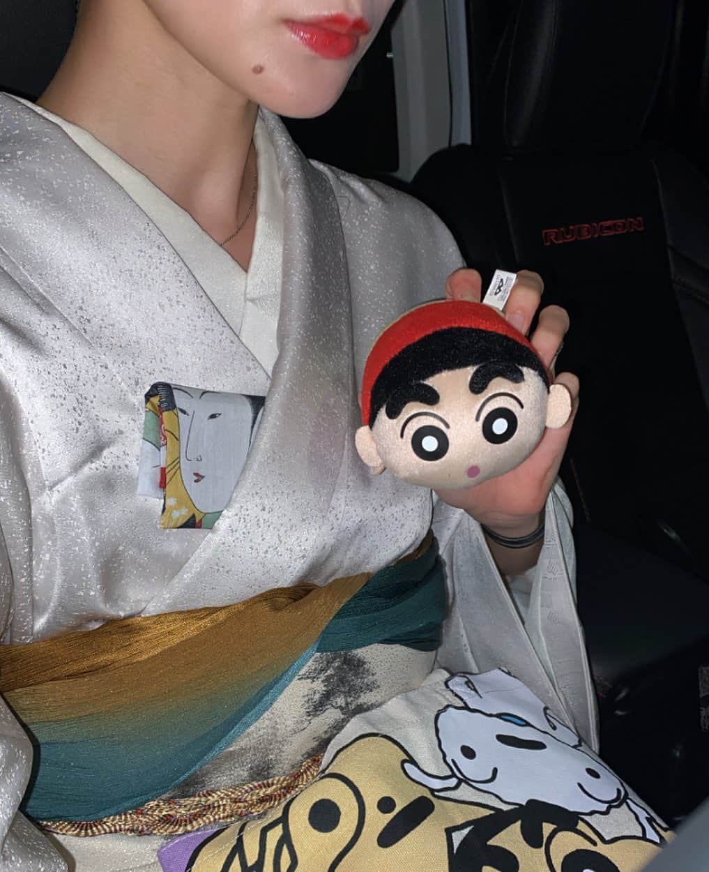 浅野琳のインスタグラム：「... 運転中も、常に我々はお供するのです、  「崇高なものが現代では無力で、 滑稽なものにだけ野蛮な力がある」 / 三島由紀夫  #浅野琳  #茶道 #表千家 #表千家茶道 #茶人 #華道 #池坊 #池坊華道  #着物 #きもの #和装 #浮世絵  #三島由紀夫 #文学 #文庫本 #昭和レトロ #大正ロマン #任侠 #時代劇 #岩下志麻 #高倉健 #福祉 #舞踊 #講師  #クレヨンしんちゃん #ジョジョ #jeep #wrangler #Rubicon #ジープラングラー」