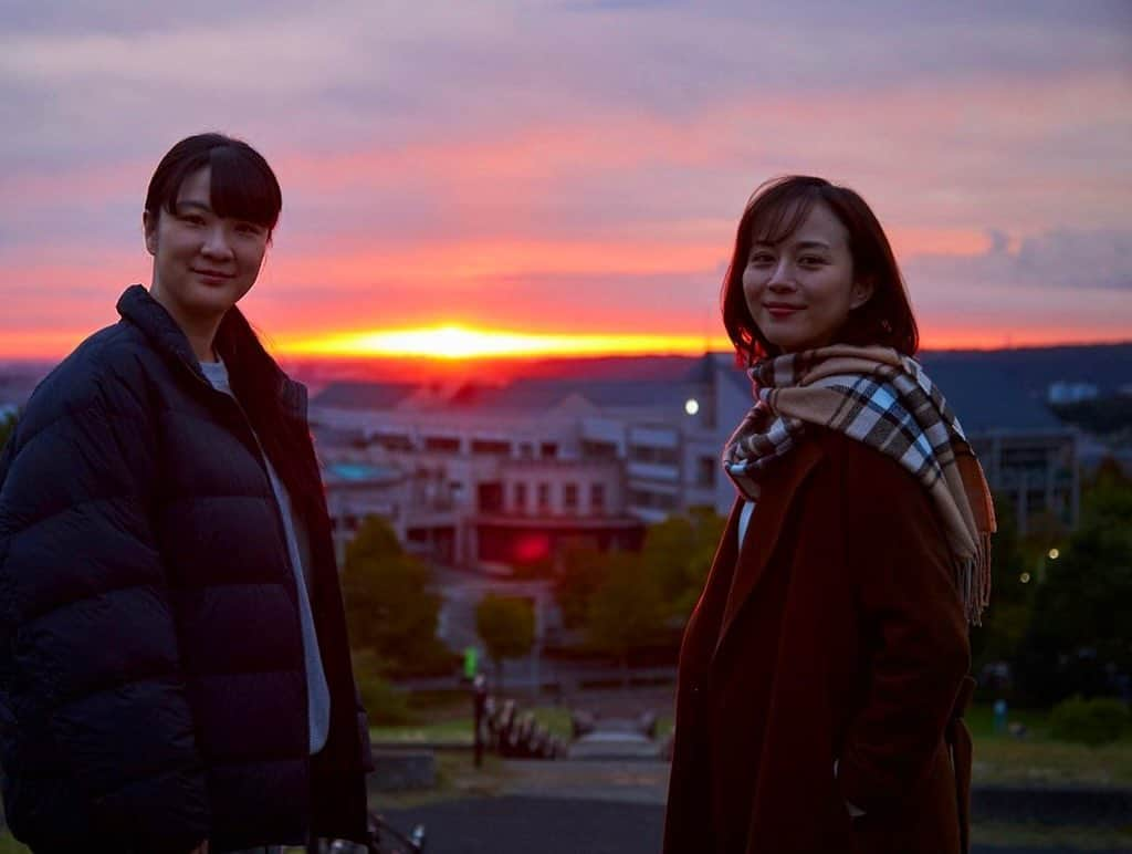 比嘉愛未のインスタグラム：「ご褒美みたいな出逢いでした💐  野本さんと春日さんの日常が これからも続いていくようななんだか不思議な感覚。。  とにかく、つくたべを楽しみに観てくださった皆さま本当に有難うございました。  私もこの作品に救われた1人。 世間の当たり前や常識、 価値観に惑わされず、自分が自分をちゃんと肯定してあげることの大切さを 改めてというか、確信させてもらえました‼︎  どうか、あなたの人生が自分らしく より生きやすい世の中になりますように。  最後までご視聴いただき有り難うございました🙏」