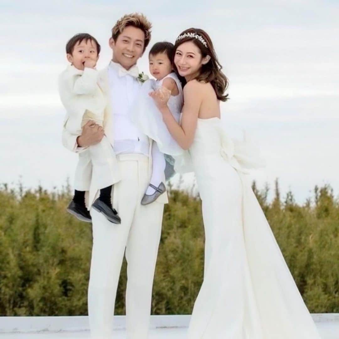 黒木啓司のインスタグラム：「沢山の人に支えていただき 結婚して一年が経ちました👨‍👩‍👧‍👦 いまだに大人になりきれてない自分を 支えてくれてる妻そして周りの方々に 本当感謝です🙇‍♂️  応援してくださる皆様これからも KEIJI KUROKI家よろしくお願い致します🥺  #家族写真 一年前の子供達がBABY過ぎてかわいいですがそれと同時に成長の早さに泣ける😭  #色んな形の家族がある👍 大事なのは心の繋がり❤️🦄」