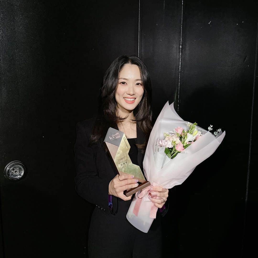 キム・ヘユンのインスタグラム：「한국영화제작가협회상이라는 의미있는 곳에서 신인상을 받을 수 있어서 정말 영광이었고 감사했습니다🥰 더 발전하고 더 노력하는 사람과 배우가 되겠습니다 감사합니다❤️」