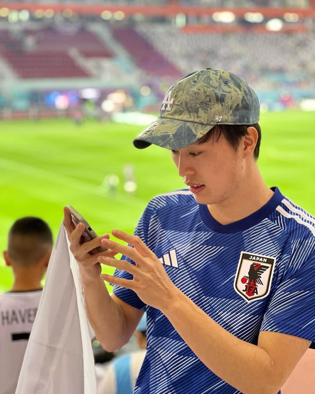 りゅートリックスのインスタグラム：「Hope we will see Asian countries in Worldcup final one day ・ ワールドカップ当初予定してなかったけど、まさかの結局楽しすぎて最初から最後までいちゃいました！！  実はTikTokクリエイターは海外のSIMカードを使うと日本人に動画が届かなくなってしまう仕組み上、海外行っても現地のSIMを使えないという悩みがあるんです。その分楽天モバイル海外では通信料2２GBまで追加料金0円だし、それ以降は使いたい分だけチャージすればすぐ使える便利さが今回助かりました！！あと、スタジアムのめちゃくちゃ人混みの中でライブしても全く余裕なぐらい電波状況良かったのは嬉しい予想外でした👏 #楽天モバイル #pr」