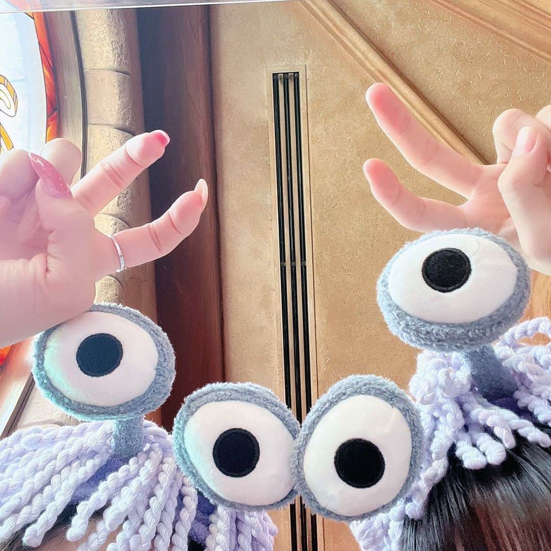 月城まゆのインスタグラム：「My lovely lil sis👽💖💖💖  #Disney #disneyland #sis #japanesegirl #ootd #disney コーデ #aliengirl」
