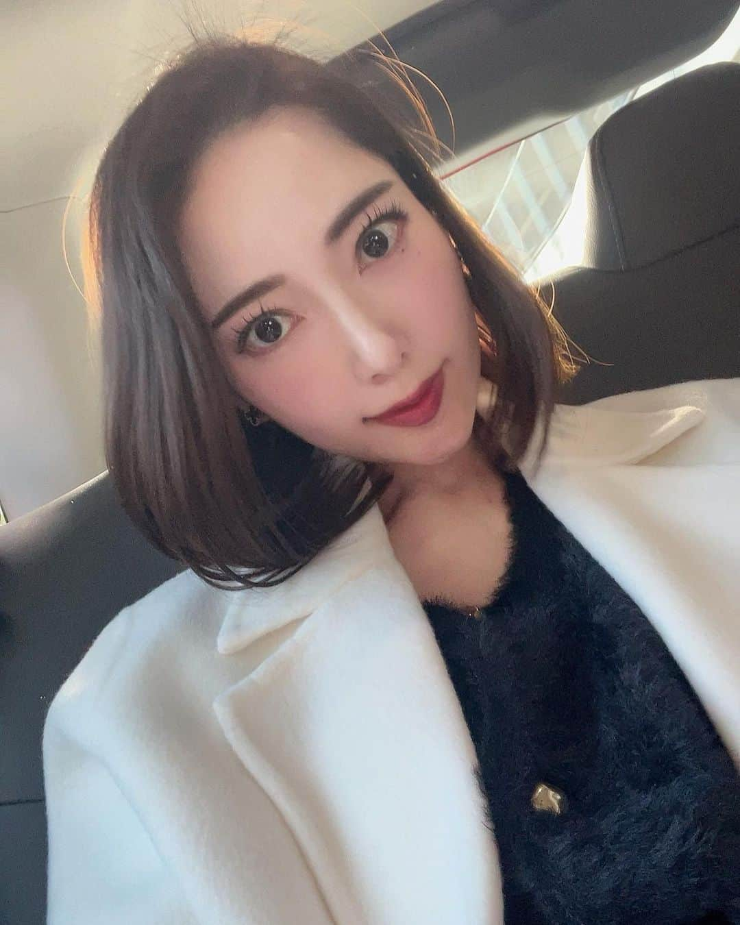 三田羽衣のインスタグラム：「冬だね🖤 今日は大好きな親友と忘年会してきました☺︎ ハッピー気分だから久しぶりに投稿🖤 知らぬ間にフォロワー様7.7になってました！皆様いつもこんな気まぐれ投稿な私にお付き合い頂きありがとう🥹🖤love」