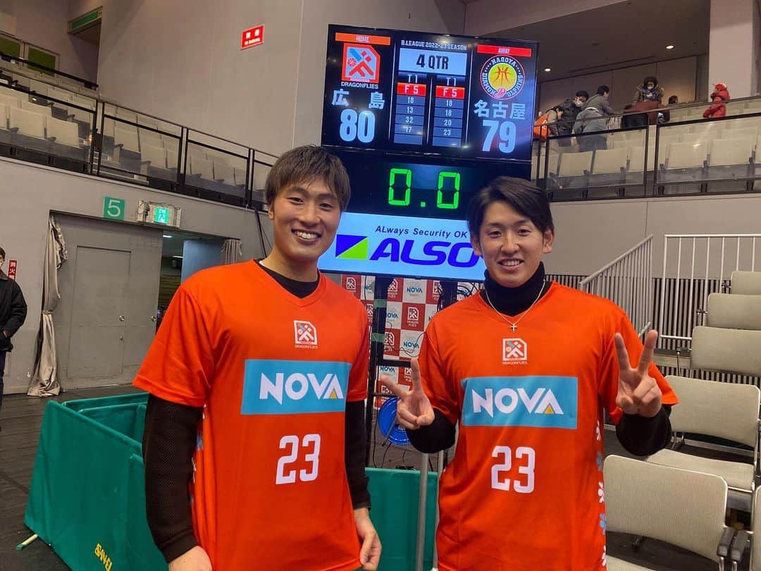 遠藤淳志さんのインスタグラム写真 - (遠藤淳志Instagram)「人生初バスケ観戦してきました🏀 佐土原選手に招待していただき、サンフレの大迫選手とゴッホさんと初観戦！😳 選手との距離も近くてすごい迫力のある試合見せてもらいました！初観戦初勝利であんだけいい試合を見せてもらって感動物です😌相手チームを称える場面も凄い印象的でした！  始球式では、新井監督の無茶振りでフリースローを体験することができ、緊張しましたがとてもいい経験をさせてもらいました🙇‍♂️（見事に外しました。） ありがとうございます😊  #人生初観戦 #広島ドラゴンフライズ  #名古屋ダイヤモンドドルフィンズ  #80ー79 #勝利 #カープコラボ」12月15日 9時53分 - e.n.d.uu_____