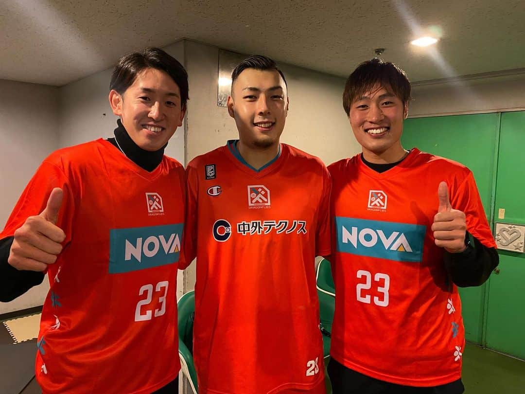 遠藤淳志のインスタグラム：「人生初バスケ観戦してきました🏀 佐土原選手に招待していただき、サンフレの大迫選手とゴッホさんと初観戦！😳 選手との距離も近くてすごい迫力のある試合見せてもらいました！初観戦初勝利であんだけいい試合を見せてもらって感動物です😌相手チームを称える場面も凄い印象的でした！  始球式では、新井監督の無茶振りでフリースローを体験することができ、緊張しましたがとてもいい経験をさせてもらいました🙇‍♂️（見事に外しました。） ありがとうございます😊  #人生初観戦 #広島ドラゴンフライズ  #名古屋ダイヤモンドドルフィンズ  #80ー79 #勝利 #カープコラボ」