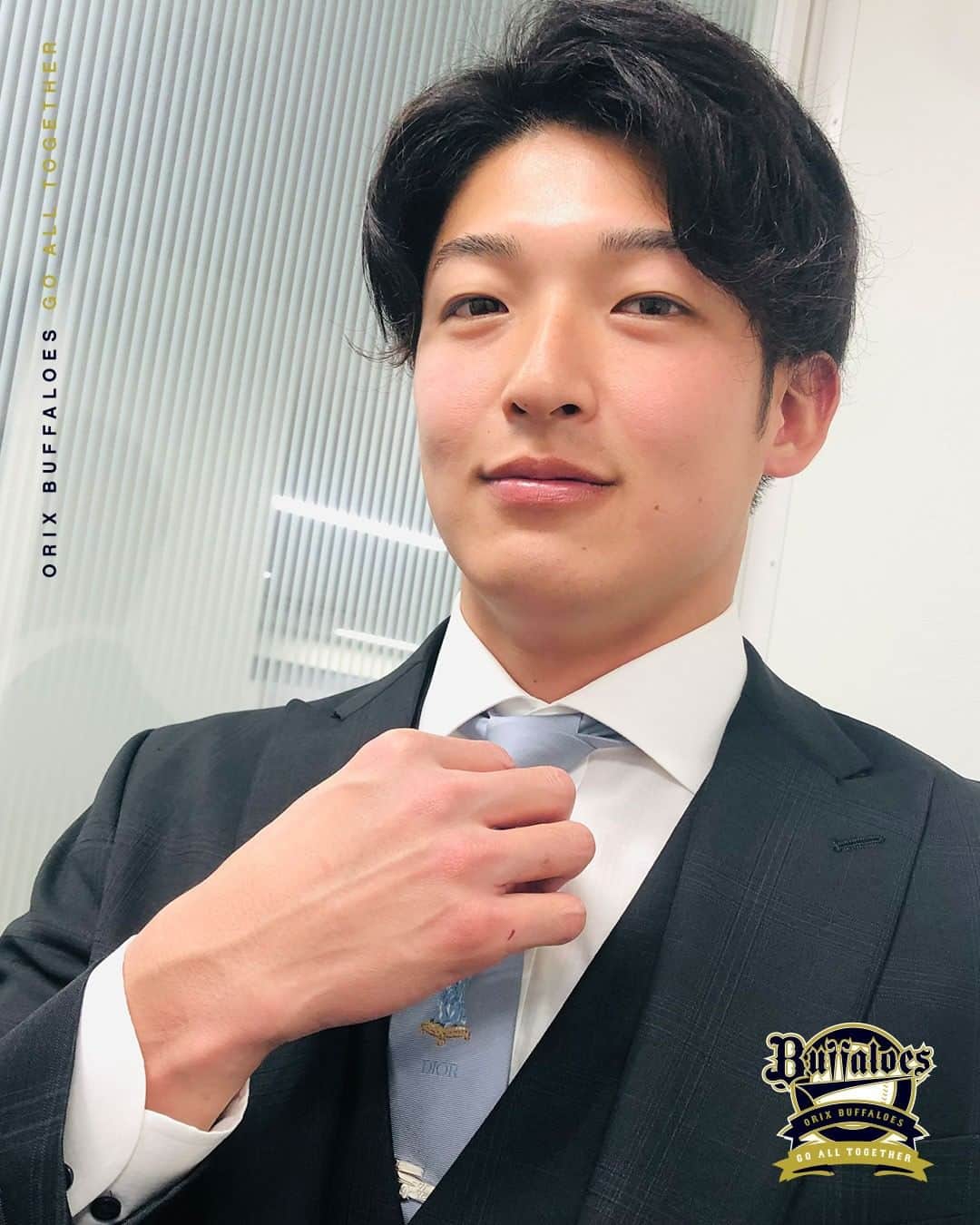 のインスタグラム：「#Bsスーツコレクション #契約更改 #山崎颯一郎 #Bs2022 #buffaloes #baseball #ORIX #プロ野球」