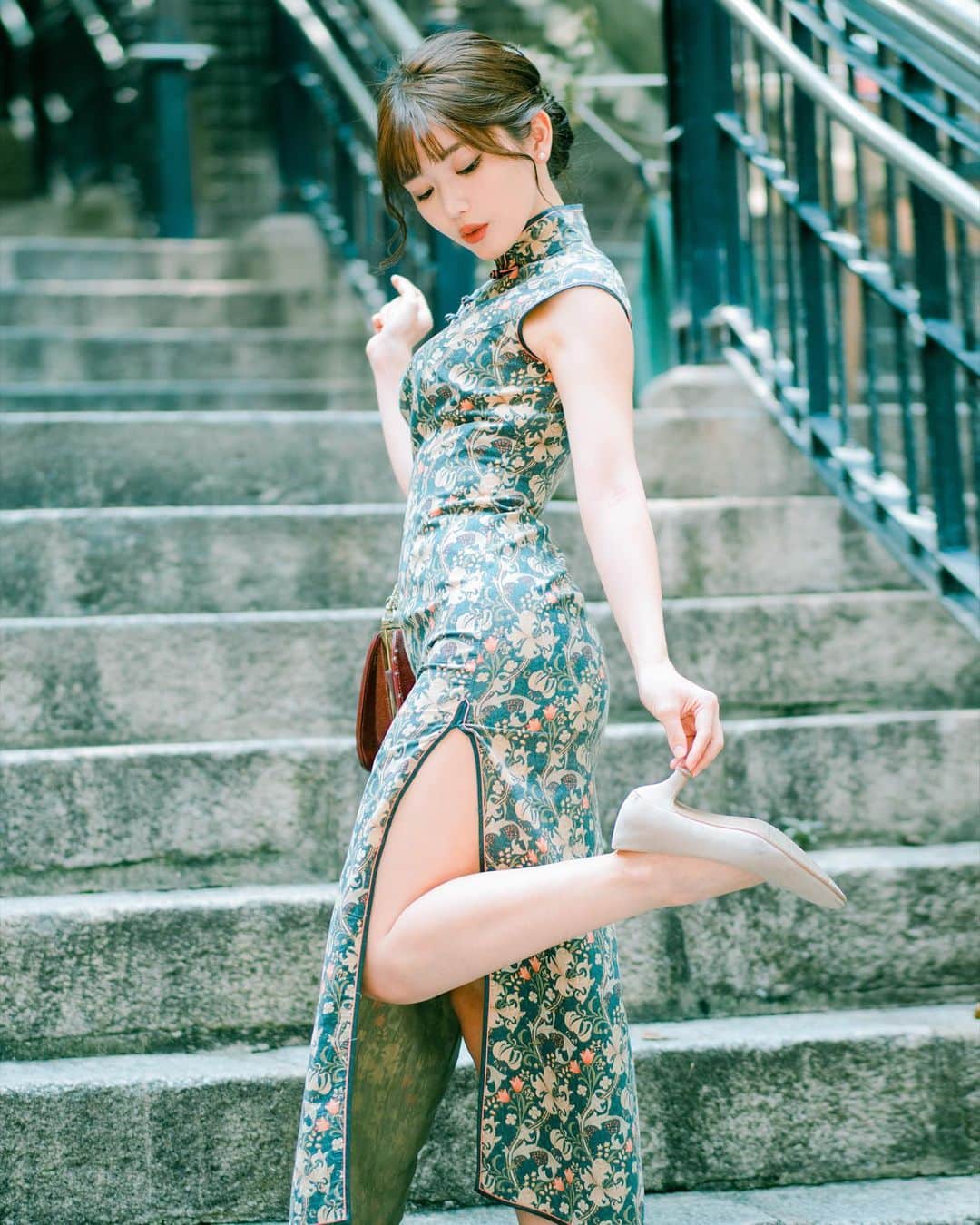 MICのインスタグラム：「じゅっじゅが撮ってくれた写真📷 すっごくお気に入り❤️\( ˙▿˙　)/   何枚目がすきですか？ 　  🎞 @bluemood.photo   #ポートレート  #portrait #ポートレート撮影  #chinacosplay  #cosplay  #costume#🇭🇰 #香港在住 #海外生活  #人像攝影  #chinadress #チャイナドレス #チャイナ服 #チャイナ #旗袍  #コスプレ  #旗袍攝影  #hongkong #HK  #香港  #攝影 #香港生活 #japanesegirl  #hkkol #hkinfluencer #hkdaily #hkjapanese #hkig」