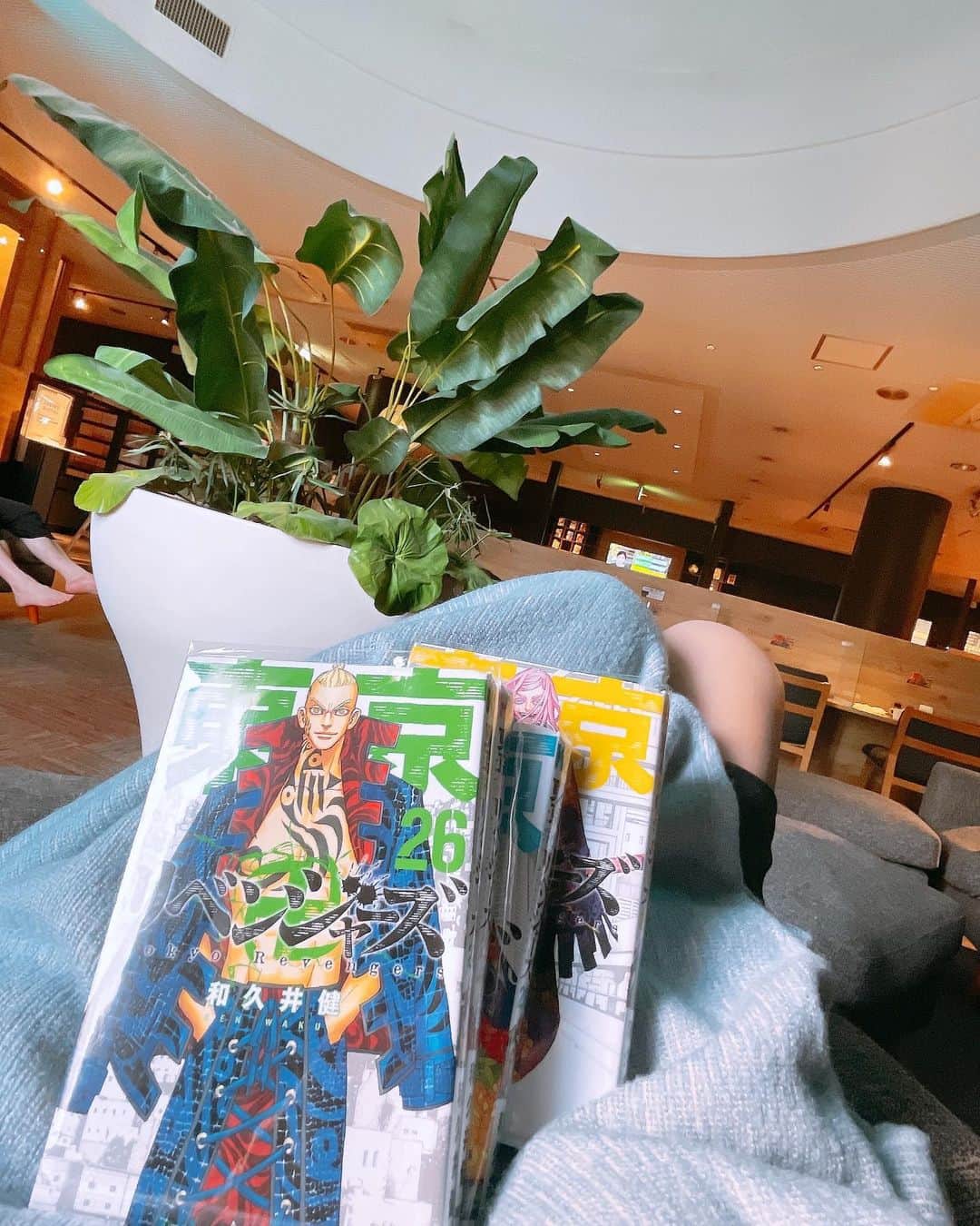 米倉みゆさんのインスタグラム写真 - (米倉みゆInstagram)「熊本県にある「日本一深い水風呂」湯らっくすに行ってきたよ✌️(過去写) . . 水風呂の深さは男湯で170cm、女湯153cm！ 私は身長170近いから、できれば男湯の水風呂に入ってみたかったな~( ¯꒳​¯ )ᐝ . . 湯らっくすといえば… . 「人間は大きく2つに分けられます。1つはあれを押した人間、もう1つは押したことのない人間。」 . sou‼️‼️‼️‼️‼️ マッドマックスボタン‼️‼️‼️‼️‼️‼️(写真二枚目) . . これを押しに熊本まできた‼️‼️‼️‼️‼️‼️‼️‼️‼️‼️‼️(ほんとにそう) . . . 「押してみな。人はみんなMADMAXボタンの前では平等だ。」 . でもめぐが打たれてる時シュールすぎて爆笑してしまったwww人がやってるの見るとシュールだったwww . . 泥パックもして、備長炭蒸し風呂にもはいって ナカちゃんさん巡り完璧👍 しっかし、蒸しZはいなかったよ😎笑 . 次九州いったときは、またいきたーい！！！！グッズも買った✨ . . . . . . . #サ活する米倉  #サウナイキタイ #サウナ #サウナ女子 #サウナハット #サウナー #サウナ好き #熊本 #熊本観光 #熊本旅行 #九州 #九州旅行 #九州観光 #湯らっくす #温浴 #温泉 #温泉旅行  #温泉女子  #温泉好き #サウナグッズ #サウナ好きな人と繋がりたい #サウナ部  #天然温泉 #女子旅 #madmaxボタン #サ道  #パーカー女子 #パーカー #キャップ女子 #sauna」12月15日 11時05分 - yone__miyu630