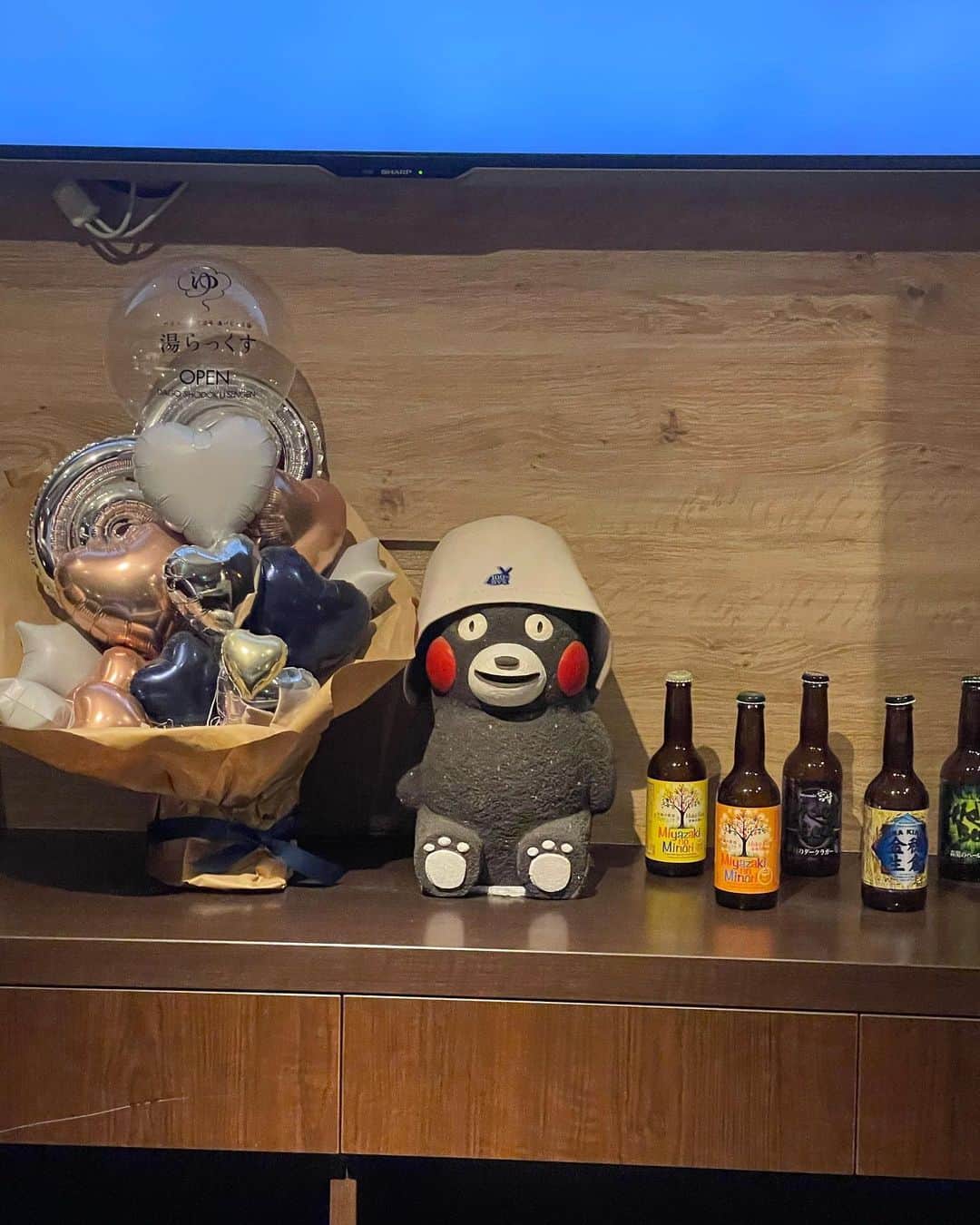 米倉みゆさんのインスタグラム写真 - (米倉みゆInstagram)「熊本県にある「日本一深い水風呂」湯らっくすに行ってきたよ✌️(過去写) . . 水風呂の深さは男湯で170cm、女湯153cm！ 私は身長170近いから、できれば男湯の水風呂に入ってみたかったな~( ¯꒳​¯ )ᐝ . . 湯らっくすといえば… . 「人間は大きく2つに分けられます。1つはあれを押した人間、もう1つは押したことのない人間。」 . sou‼️‼️‼️‼️‼️ マッドマックスボタン‼️‼️‼️‼️‼️‼️(写真二枚目) . . これを押しに熊本まできた‼️‼️‼️‼️‼️‼️‼️‼️‼️‼️‼️(ほんとにそう) . . . 「押してみな。人はみんなMADMAXボタンの前では平等だ。」 . でもめぐが打たれてる時シュールすぎて爆笑してしまったwww人がやってるの見るとシュールだったwww . . 泥パックもして、備長炭蒸し風呂にもはいって ナカちゃんさん巡り完璧👍 しっかし、蒸しZはいなかったよ😎笑 . 次九州いったときは、またいきたーい！！！！グッズも買った✨ . . . . . . . #サ活する米倉  #サウナイキタイ #サウナ #サウナ女子 #サウナハット #サウナー #サウナ好き #熊本 #熊本観光 #熊本旅行 #九州 #九州旅行 #九州観光 #湯らっくす #温浴 #温泉 #温泉旅行  #温泉女子  #温泉好き #サウナグッズ #サウナ好きな人と繋がりたい #サウナ部  #天然温泉 #女子旅 #madmaxボタン #サ道  #パーカー女子 #パーカー #キャップ女子 #sauna」12月15日 11時05分 - yone__miyu630