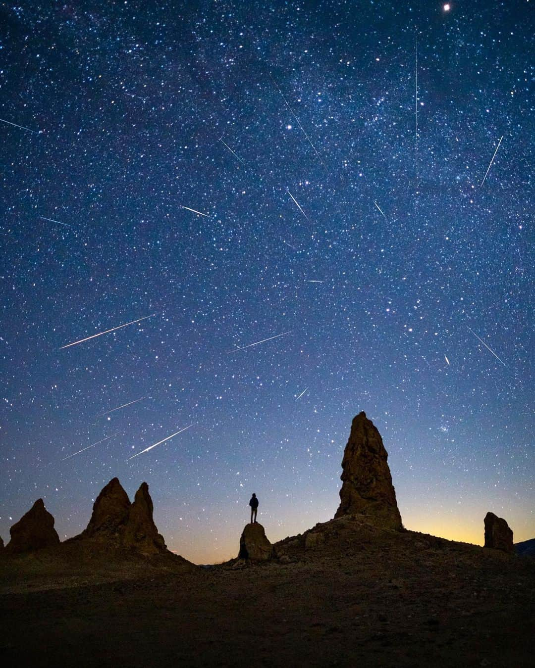 Travis Burkeさんのインスタグラム写真 - (Travis BurkeInstagram)「Last night’s Geminid Meteor Shower! I saw some of the most prominent shooting stars of my life. Unfortunately, most of them were out of frame since the camera only sees such a small portion of the night sky, or they would streak across the sky seemingly perfectly timed for when I wasn’t taking a photo haha. Either way, it was a blast to be out there and reinvigorating to try something new.  This is a composite merging multiple photos through the night before the moon came up and made it too bright for viewing. I specifically wanted to capture the radiant point for this shower, the Gemini constellation, which is the celestial point in which the meteors seem to originate.   All photos were taken on a tripod with the same camera settings and merged in Photoshop.  Camera Settings- 14mm, f/2.8, 20 sec, ISO 5000.   Images/adventures like these take a lot of work. If you enjoyed this, please leave a comment or share it with others who might be interested. Thanks so much for the support!   #geminidmeteorshower #geminids #nightphotography」12月15日 2時24分 - travisburkephotography