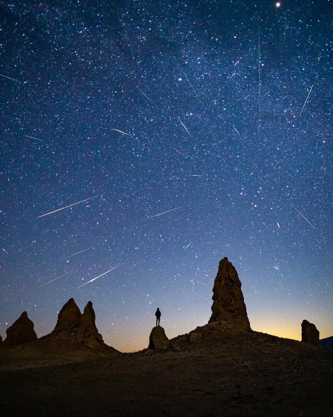 Travis Burkeのインスタグラム：「Last night’s Geminid Meteor Shower! I saw some of the most prominent shooting stars of my life. Unfortunately, most of them were out of frame since the camera only sees such a small portion of the night sky, or they would streak across the sky seemingly perfectly timed for when I wasn’t taking a photo haha. Either way, it was a blast to be out there and reinvigorating to try something new.  This is a composite merging multiple photos through the night before the moon came up and made it too bright for viewing. I specifically wanted to capture the radiant point for this shower, the Gemini constellation, which is the celestial point in which the meteors seem to originate.   All photos were taken on a tripod with the same camera settings and merged in Photoshop.  Camera Settings- 14mm, f/2.8, 20 sec, ISO 5000.   Images/adventures like these take a lot of work. If you enjoyed this, please leave a comment or share it with others who might be interested. Thanks so much for the support!   #geminidmeteorshower #geminids #nightphotography」