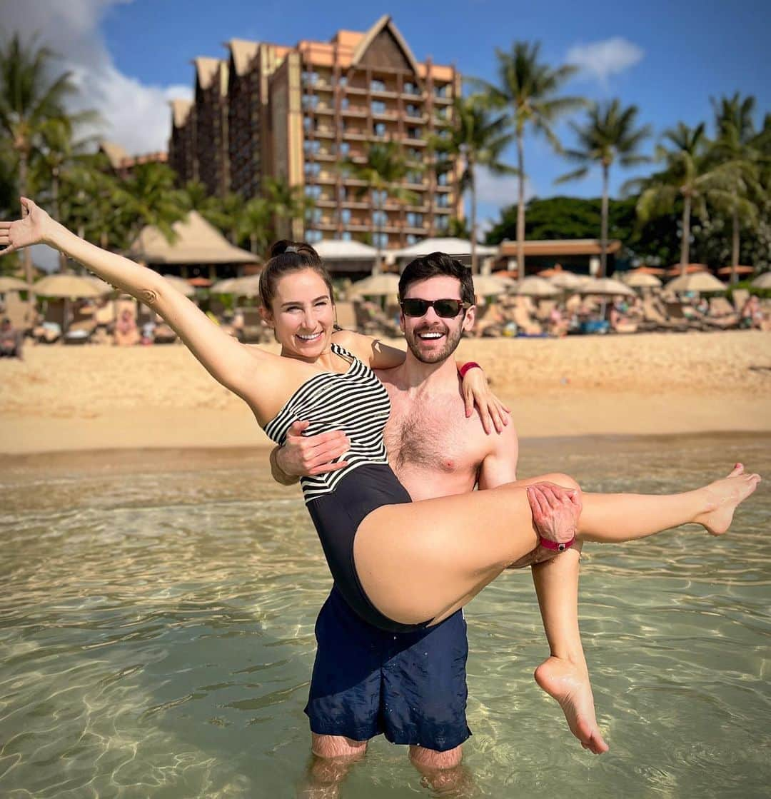 ブレンダン・ロビンソンのインスタグラム：「Aloha from @disneyaulani!! 😎☀️🌊🍹」