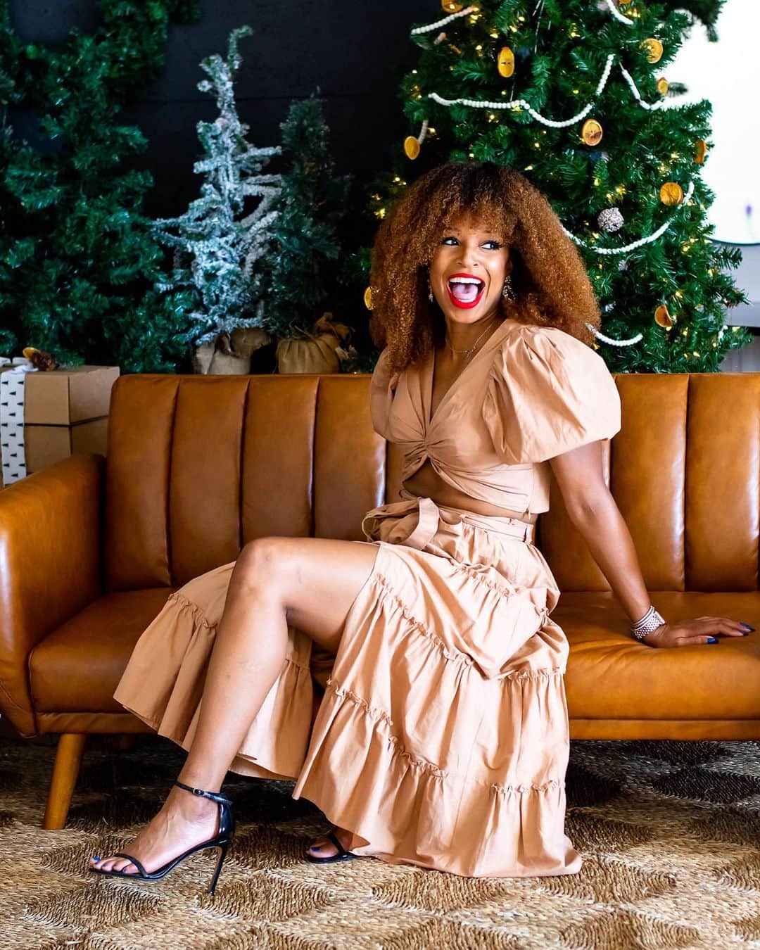 ナターシャ・ヘイスティングスのインスタグラム：「These 80’s babies! 💁🏽‍♀️ Happy Holidays from me to you! 🎄❤️ Mama still got it 😜😉 ***** 💇🏽‍♀️ @hergivenhair HASTINGS at checkout 📷 @lashayliving 💄 @400mdivacollection *****   #NatashaHastings #400MDiva #HappyHolidays #Christmas #Family #BoyMom #ToddlerMom #MentalHealth #WCW」