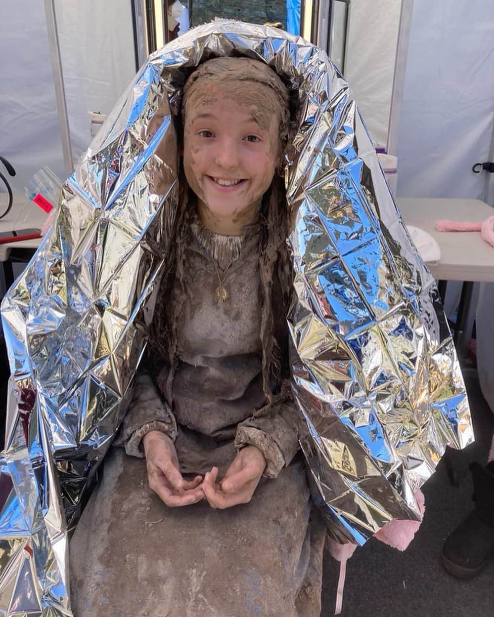 レナ・ダナムのインスタグラム：「This is a picture of a very important person- so proud of this little noodle/wise old sage/dearest pal for their @criticschoice nomination for best young actor for Catherine Called Birdy. B, we are all so lucky to be in your orbit. You can’t help but be honest onscreen and honest in life, and it’s one of the million reasons I cherish you. Such a joy to watch you at the beginning of a life of art.」
