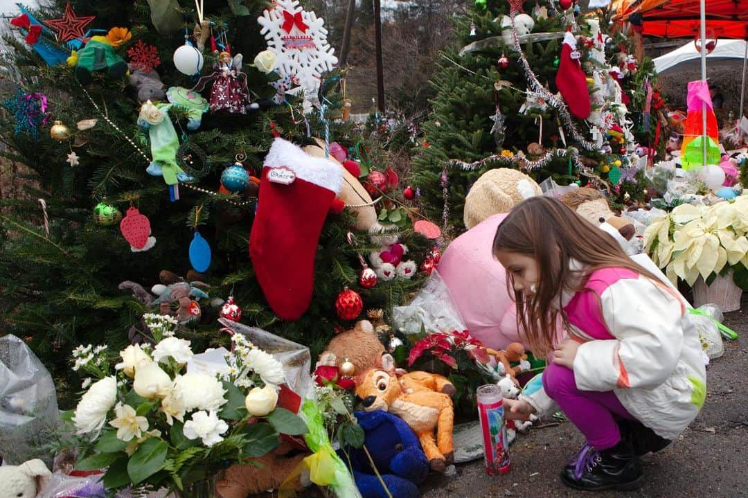 Q. Sakamakiさんのインスタグラム写真 - (Q. SakamakiInstagram)「Remembering of Sandy Hook elementary school massacre in December 14, 2012, in Newtown, Connecticut, United States, as it marks 10th anniversary today. On the morning, after killing his mother, violence-obsessed 20-year-old Adam Lanza with AR-15-style Bushmaster semi-automatic rifle went to Sandy Hook elementary school, and shot and killed 20 first-grade children and six adults before killing himself. It made a sensation across United Sates, even in the world. Yet, still similar gun involved massacres or violent events continue across Unites Sates. These images were photographed on December 18, 2022, 4 days later, in Newtown. #SandyHookMassacre #SandyHook #Rip #gunviolence」12月15日 4時24分 - qsakamaki