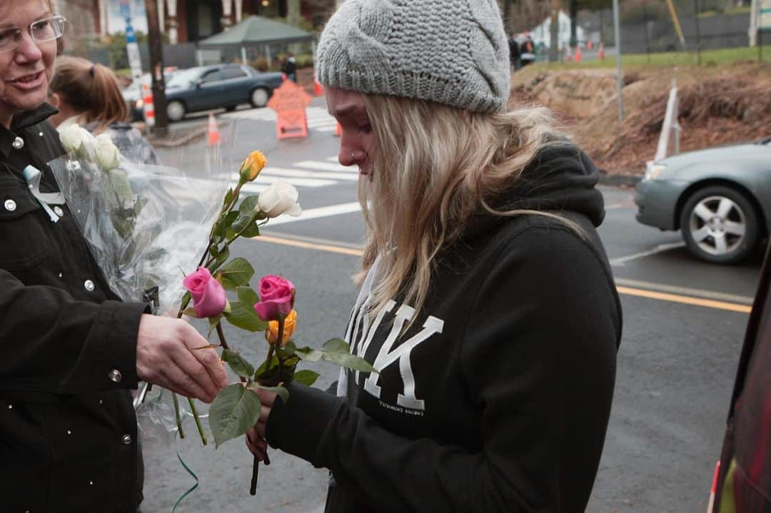 Q. Sakamakiさんのインスタグラム写真 - (Q. SakamakiInstagram)「Remembering of Sandy Hook elementary school massacre in December 14, 2012, in Newtown, Connecticut, United States, as it marks 10th anniversary today. On the morning, after killing his mother, violence-obsessed 20-year-old Adam Lanza with AR-15-style Bushmaster semi-automatic rifle went to Sandy Hook elementary school, and shot and killed 20 first-grade children and six adults before killing himself. It made a sensation across United Sates, even in the world. Yet, still similar gun involved massacres or violent events continue across Unites Sates. These images were photographed on December 18, 2022, 4 days later, in Newtown. #SandyHookMassacre #SandyHook #Rip #gunviolence」12月15日 4時24分 - qsakamaki